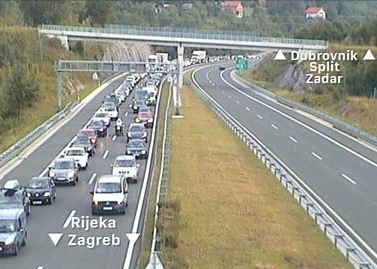 Kolona pred tunelom Mala Kapela