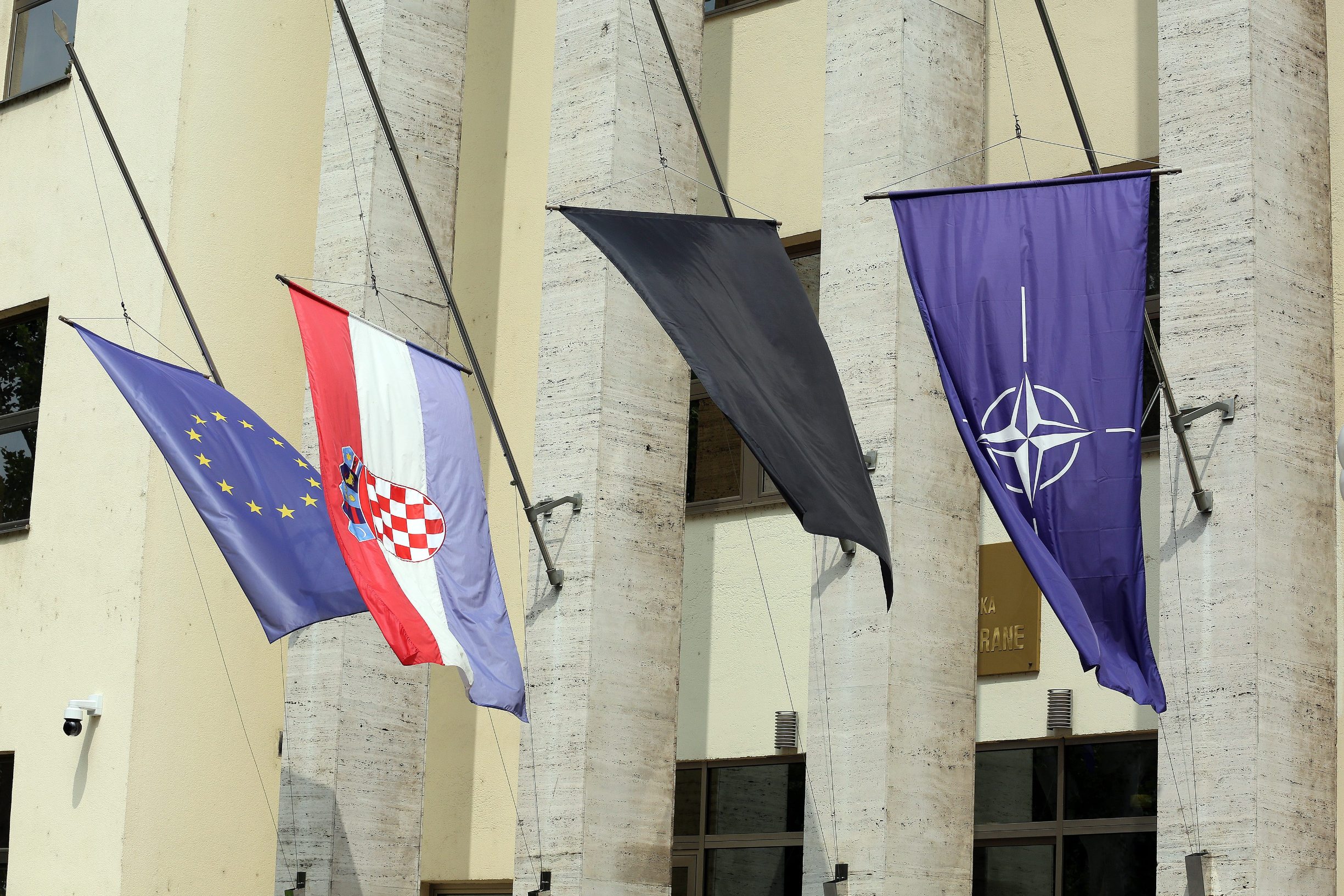 Zastave ispred MORH-a