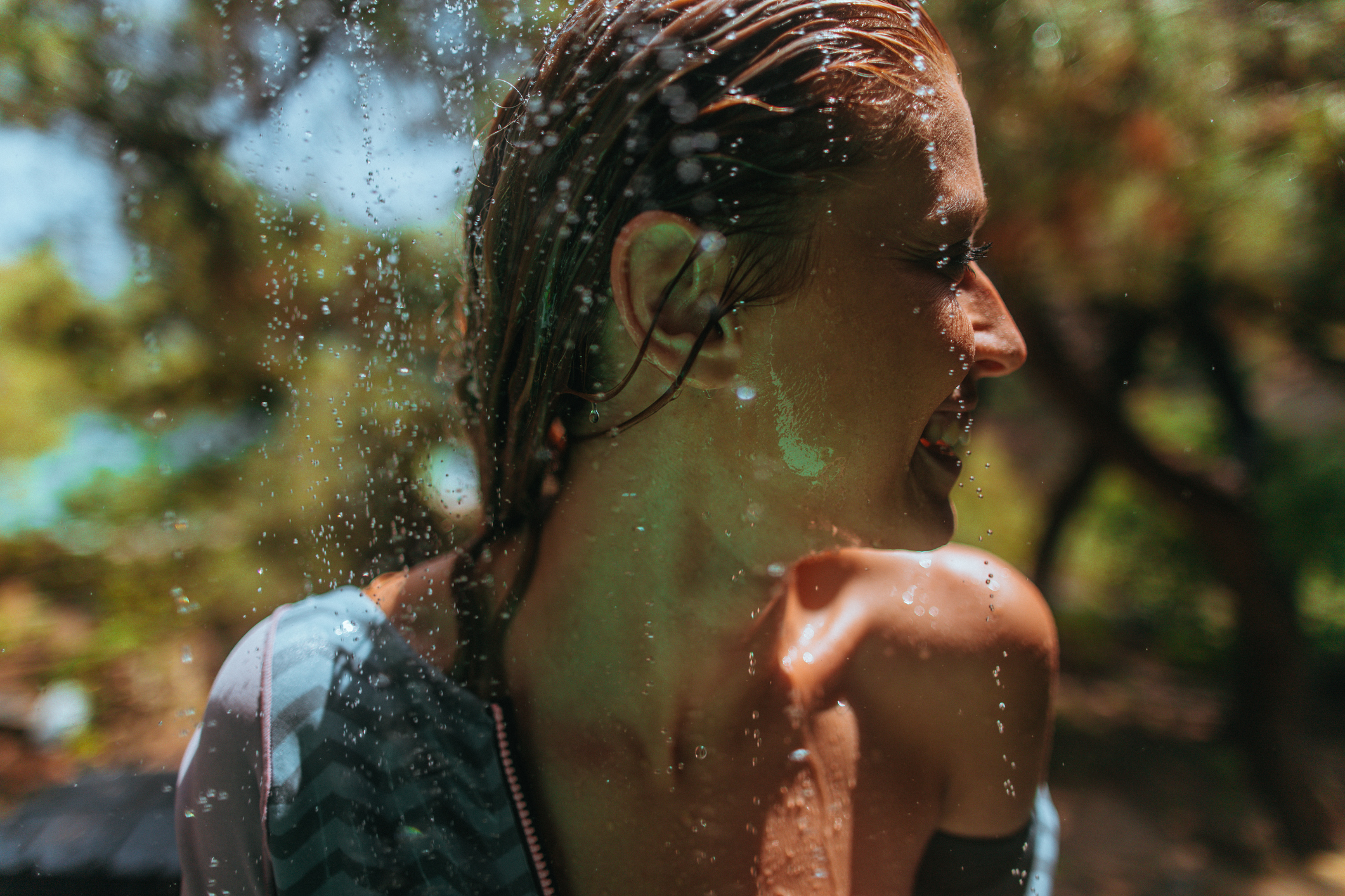 Bolje je istuširati se mlakom vodom jer hladna na neprirodan način snižava temperaturu tijela pa ono nema dovoljno vremena prirodno se suprotstaviti vanjskoj temperaturi.