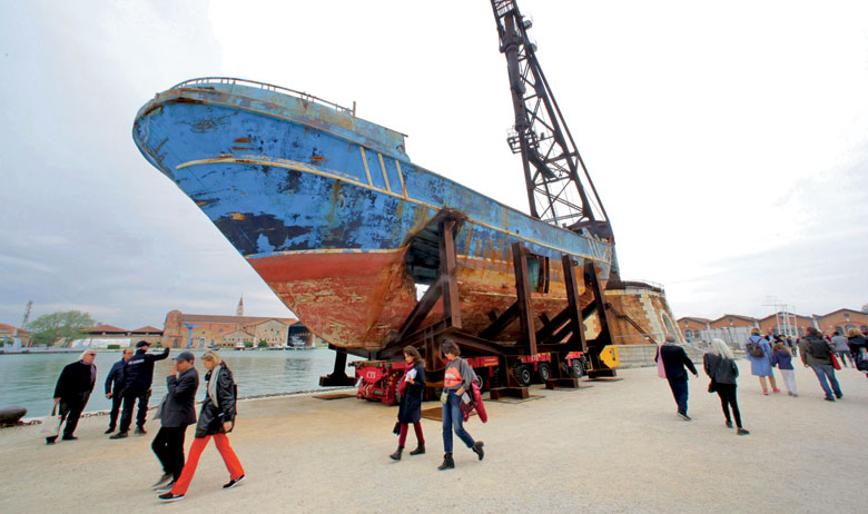 Barca Nostra, tako je svoj rad nazvao švicarsko-islandski umjetnik Christoph Büche. Riječ je o olupini ribarskog broda u kojem je 2015. poginulo između 700 i 1000 ljudi, očajni migranti prelazeći Mediteran na putu za Europu