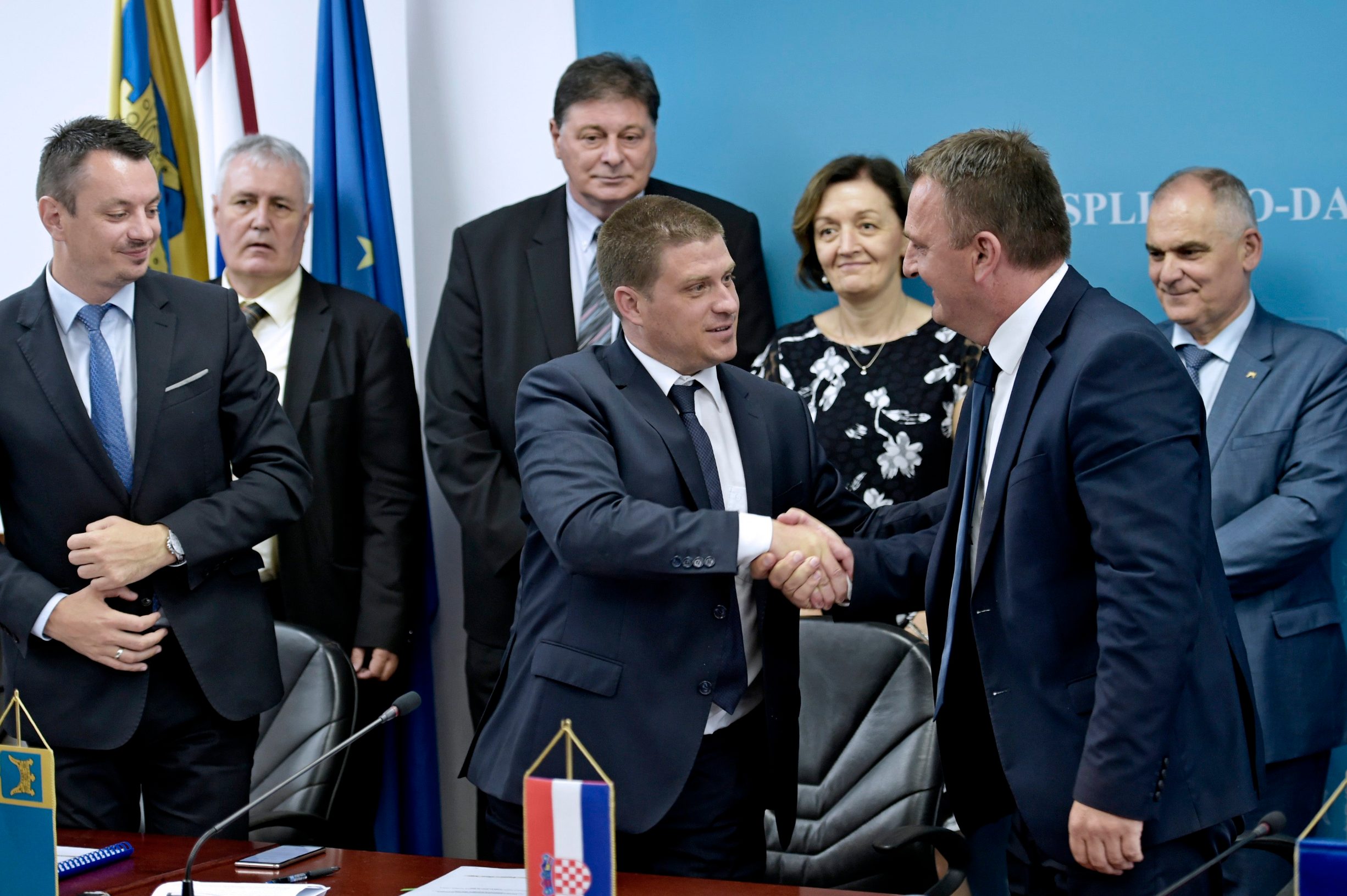 Na fotografiji: Tomislav Petric, Oleg Butković i Petar Škorić potpisuju ugovor