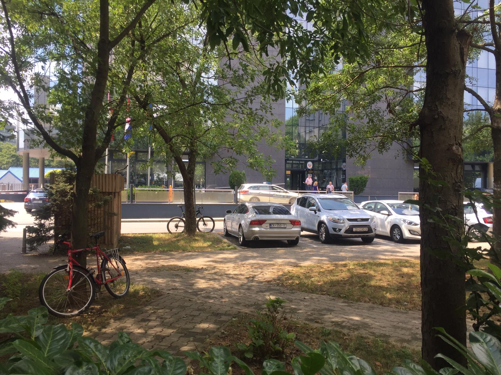 Policija pred zgradom Hanza medije