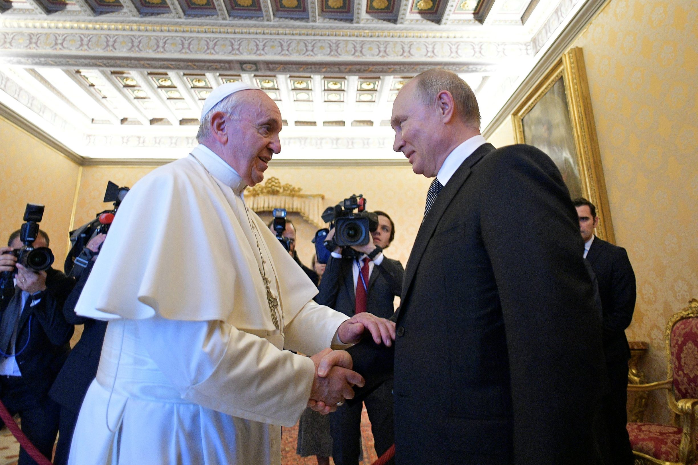 2019-07-04T125608Z_980861470_RC1BD3ED5050_RTRMADP_3_POPE-PUTIN