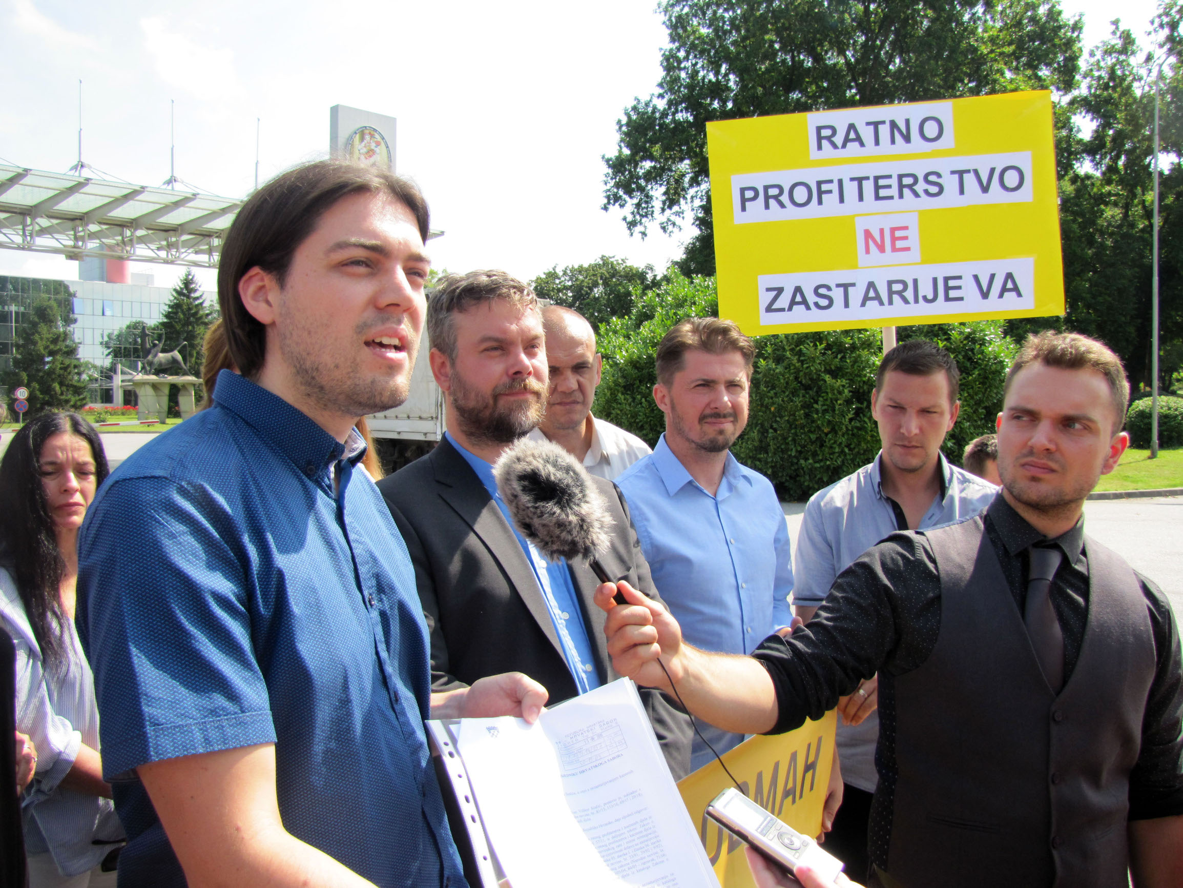 Petrinja  Zivi zid pred Gavrilovicem2 050719