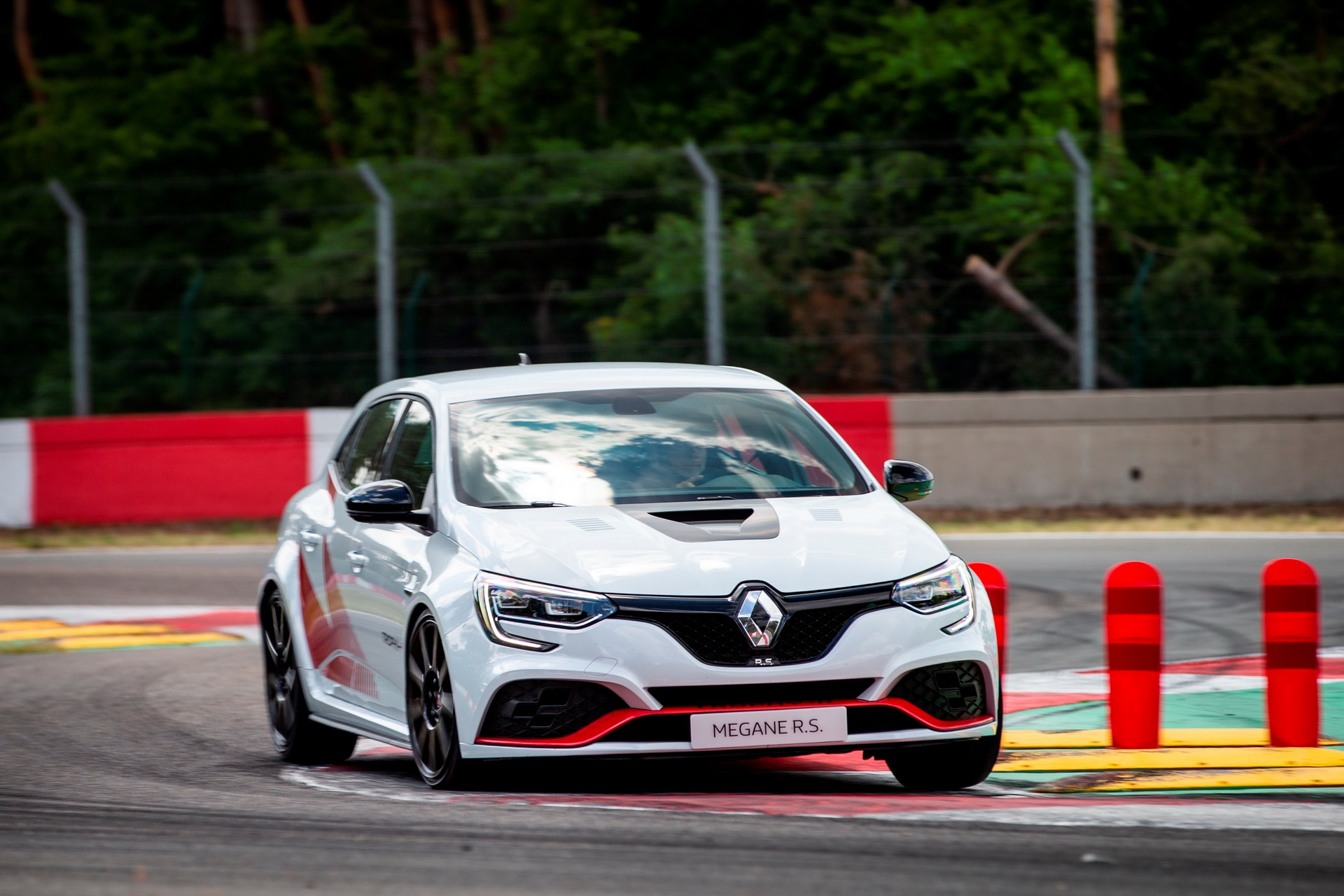 9320a999-renault-megane-rs-trophyr-33