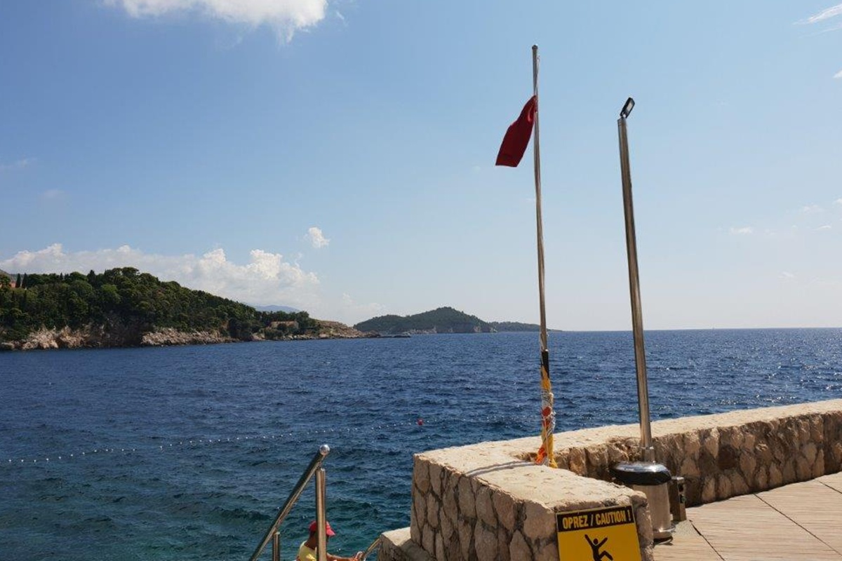 crvena-zastava-naslovna