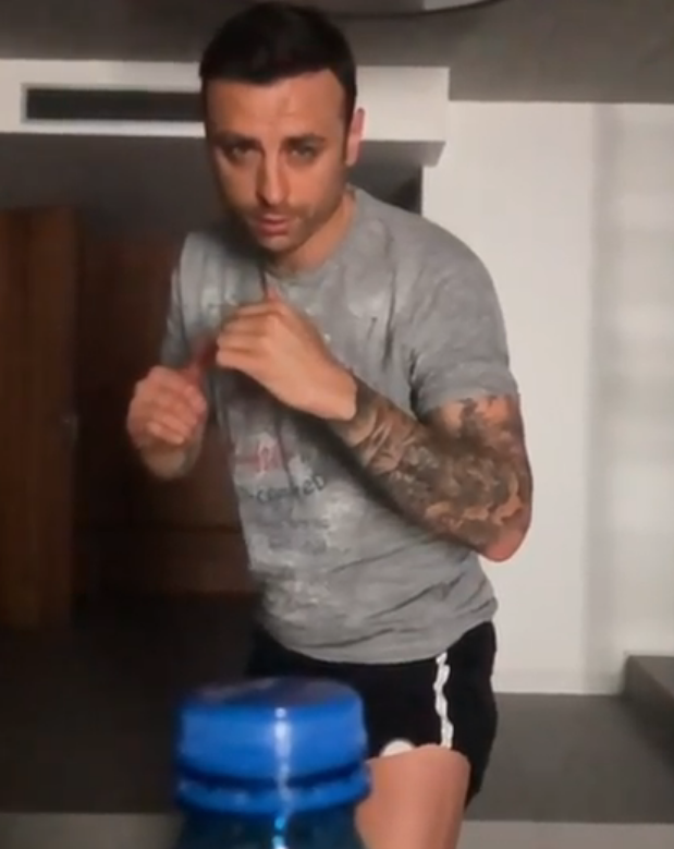 dimitar berbatov bottle cap challenge foto screenshot
