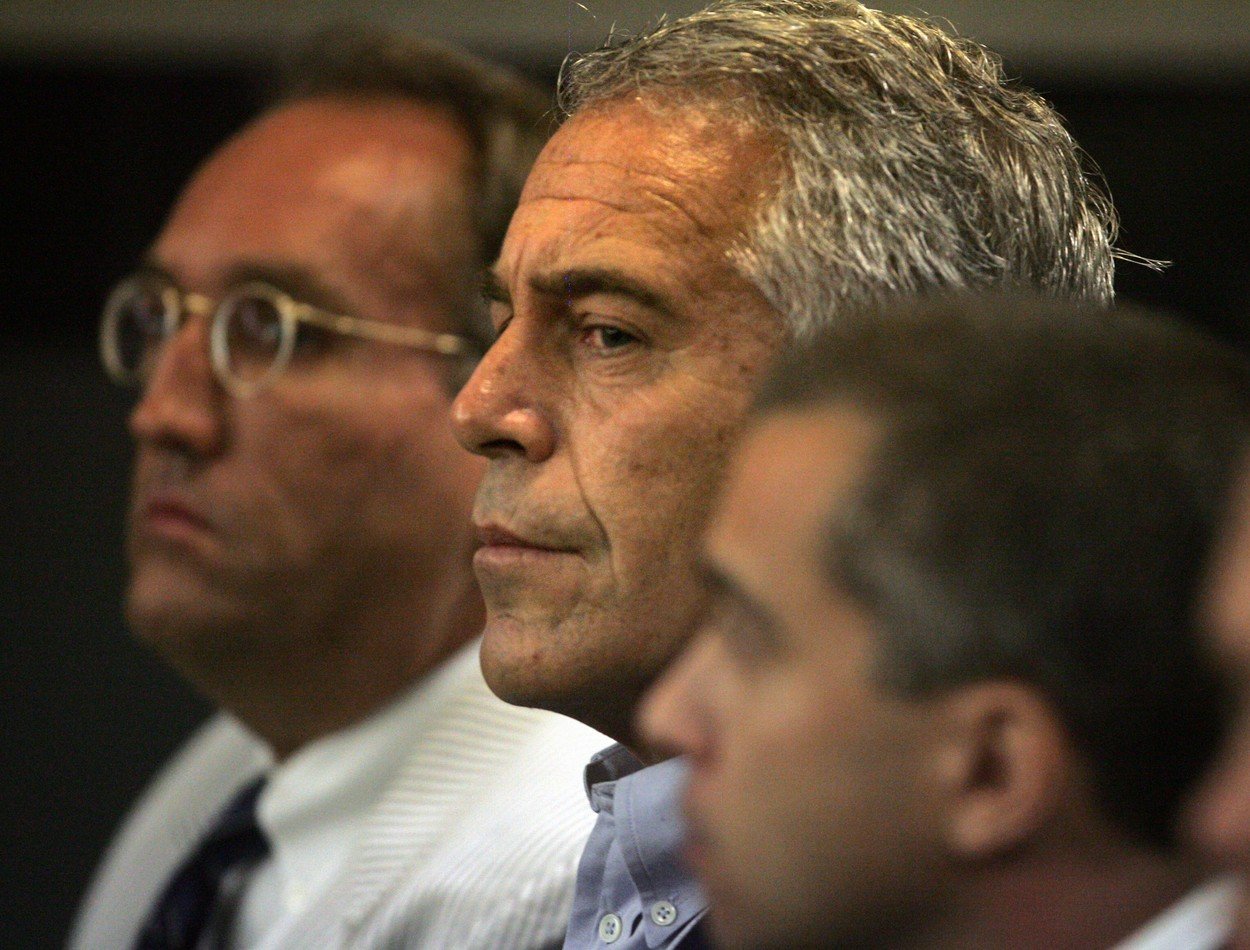 Jeffrey Epstein (u sredini)