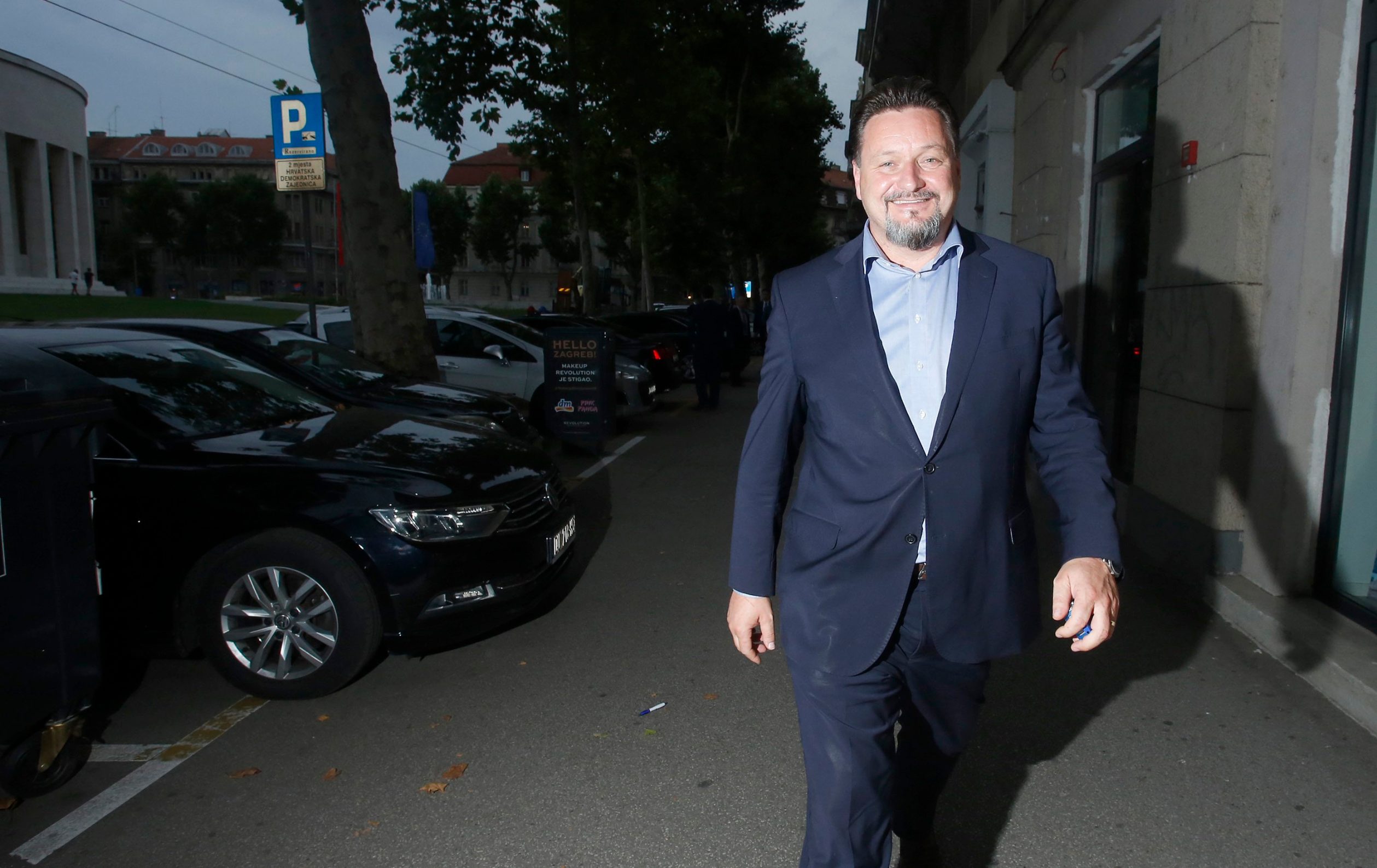 Lovro Kuščević napušta središnjicu HDZ-a nakon što je prihvaćena njegova ostavka na poziciji ministra i političkog tajnika