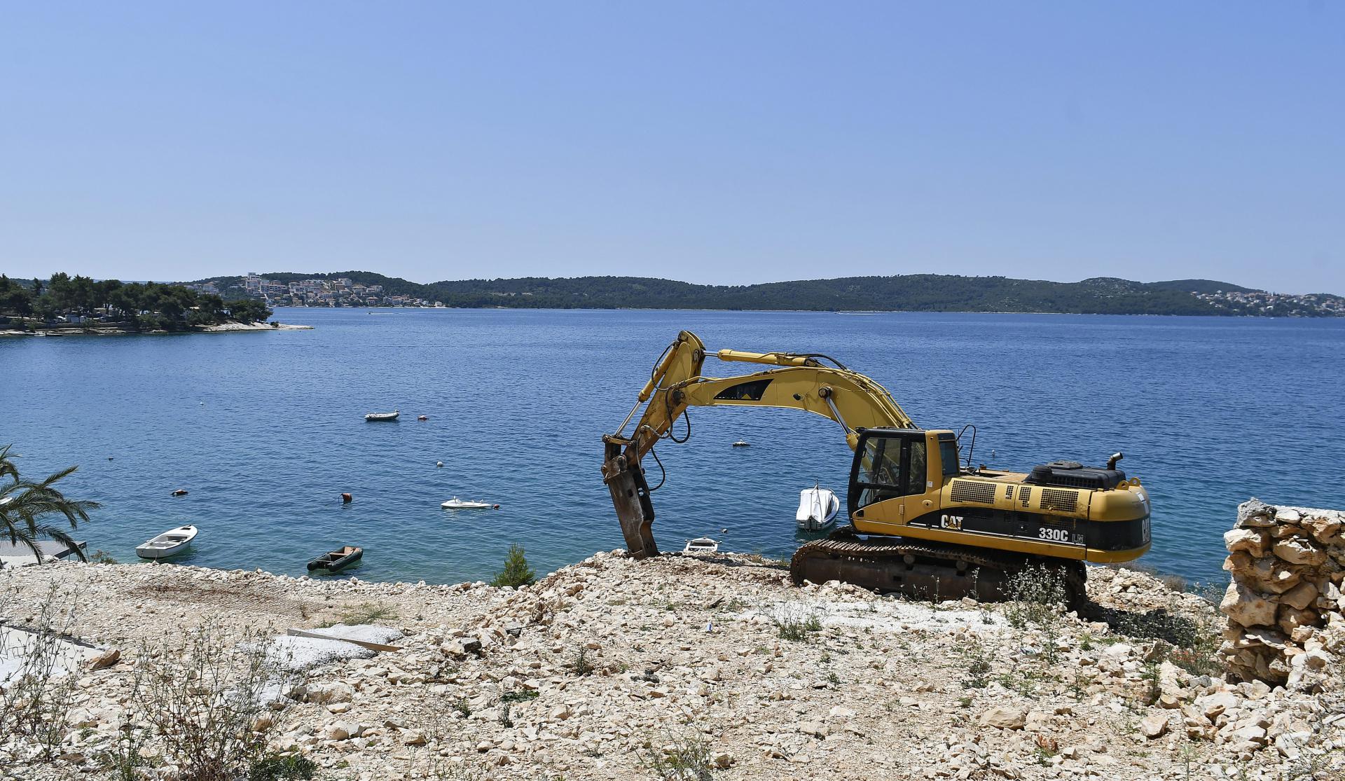 Grdosija od bagera samo što se nije rashladila u moru ispred Okruga