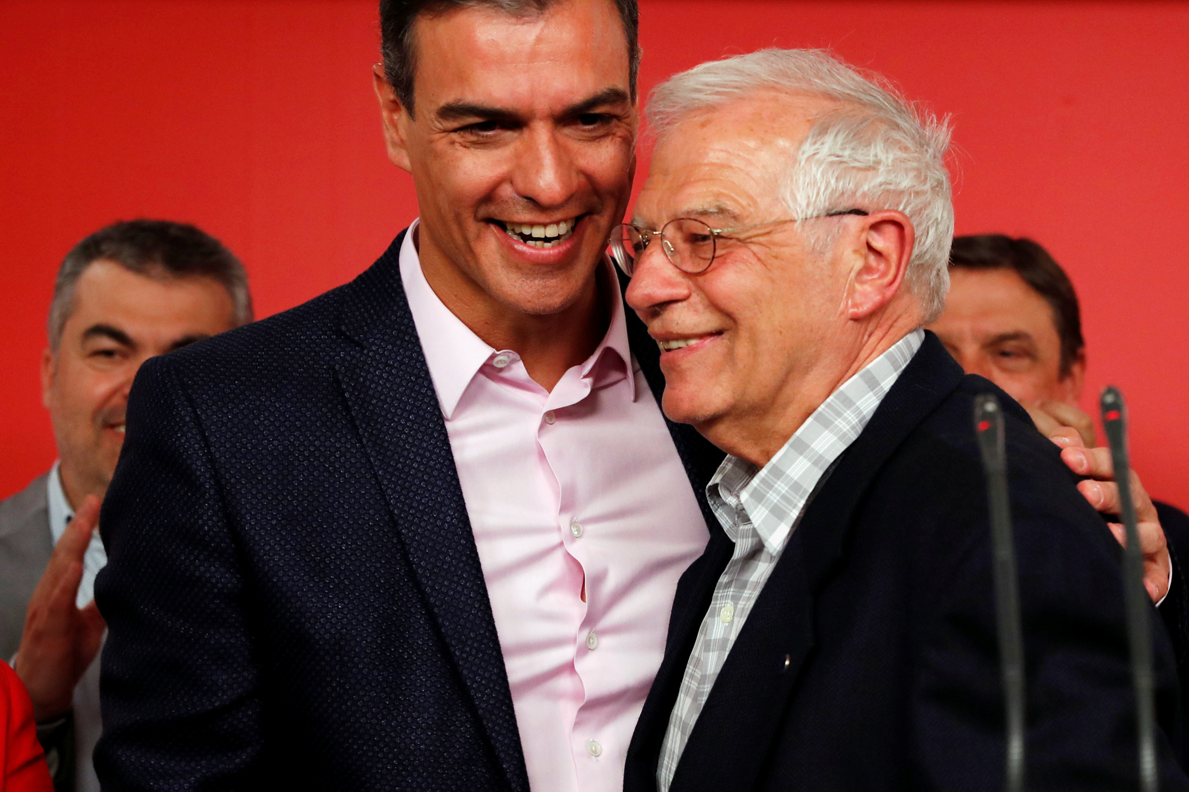 Španjolski premijer Pedro Sanchez (lijevo) nakon dvostruke pobjede na izborima želi maksimizirati utjecaj svoje države u EU, pa je u dogovoru s ostalim čelnicima na ključno mjesto postavio svog stranačkog kolegu Josepa Borrella
