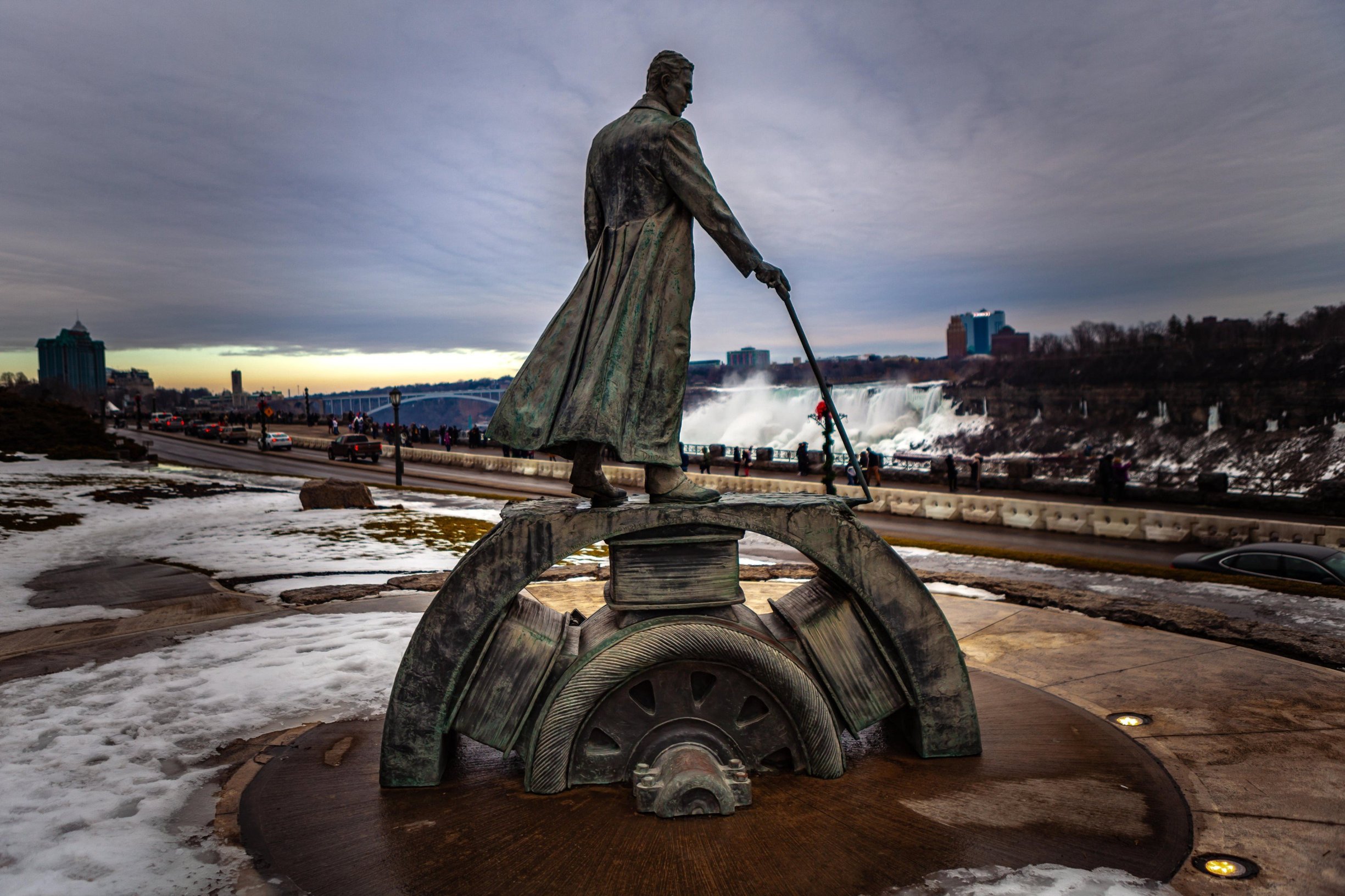 Spomenik Nikoli Tesli kod slapova Nijagare