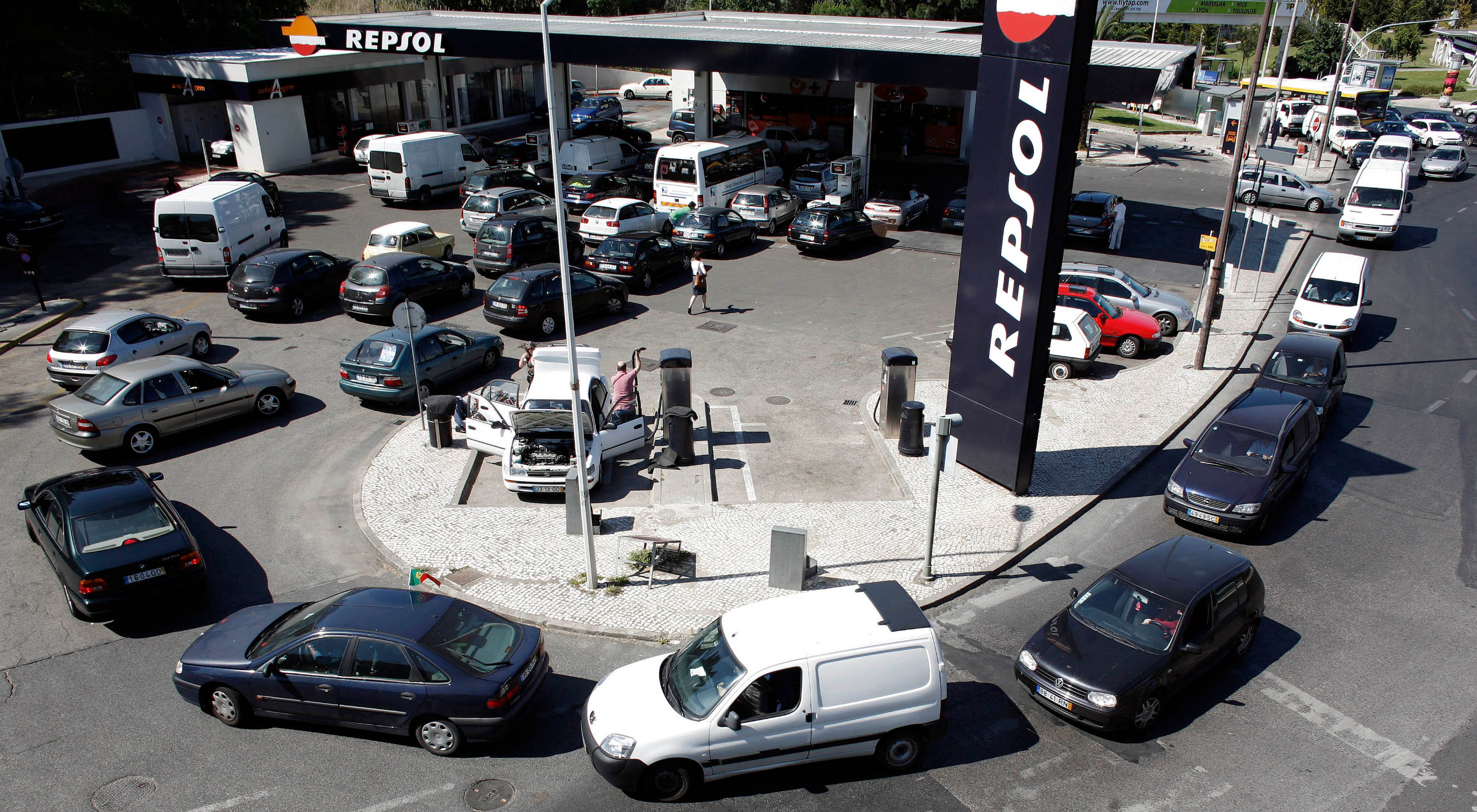 Gužve na benzinskim crpkama prije početka štrajka vozača kamiona i cisterni