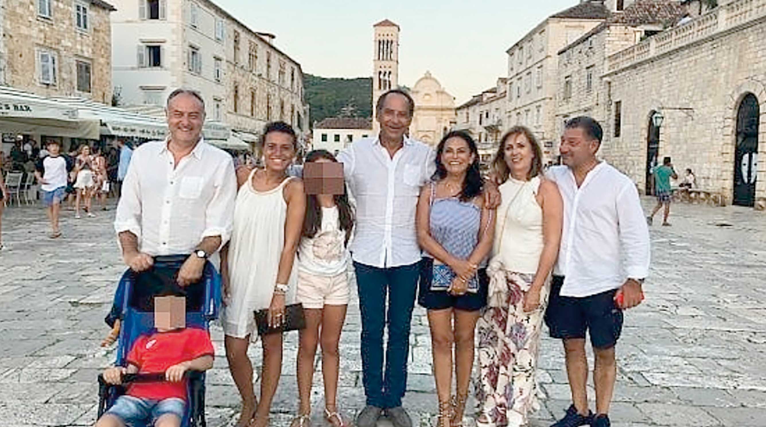 Obitelj Vinci i njihovi prijatelji su se slikali na hvarskoj rivi prije večere nakon koje su se vratili na brod i legli, a zatim je šestero od njih osjetilo simptome trovanja