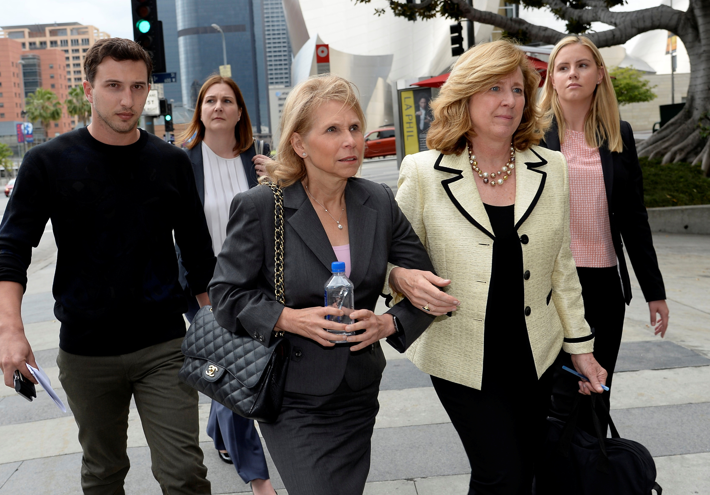 Shari Redstone (u sredini na slici sa svojom odvjetnicom), kći multimilijardera i medijskog mogula Sumnera Redstonea