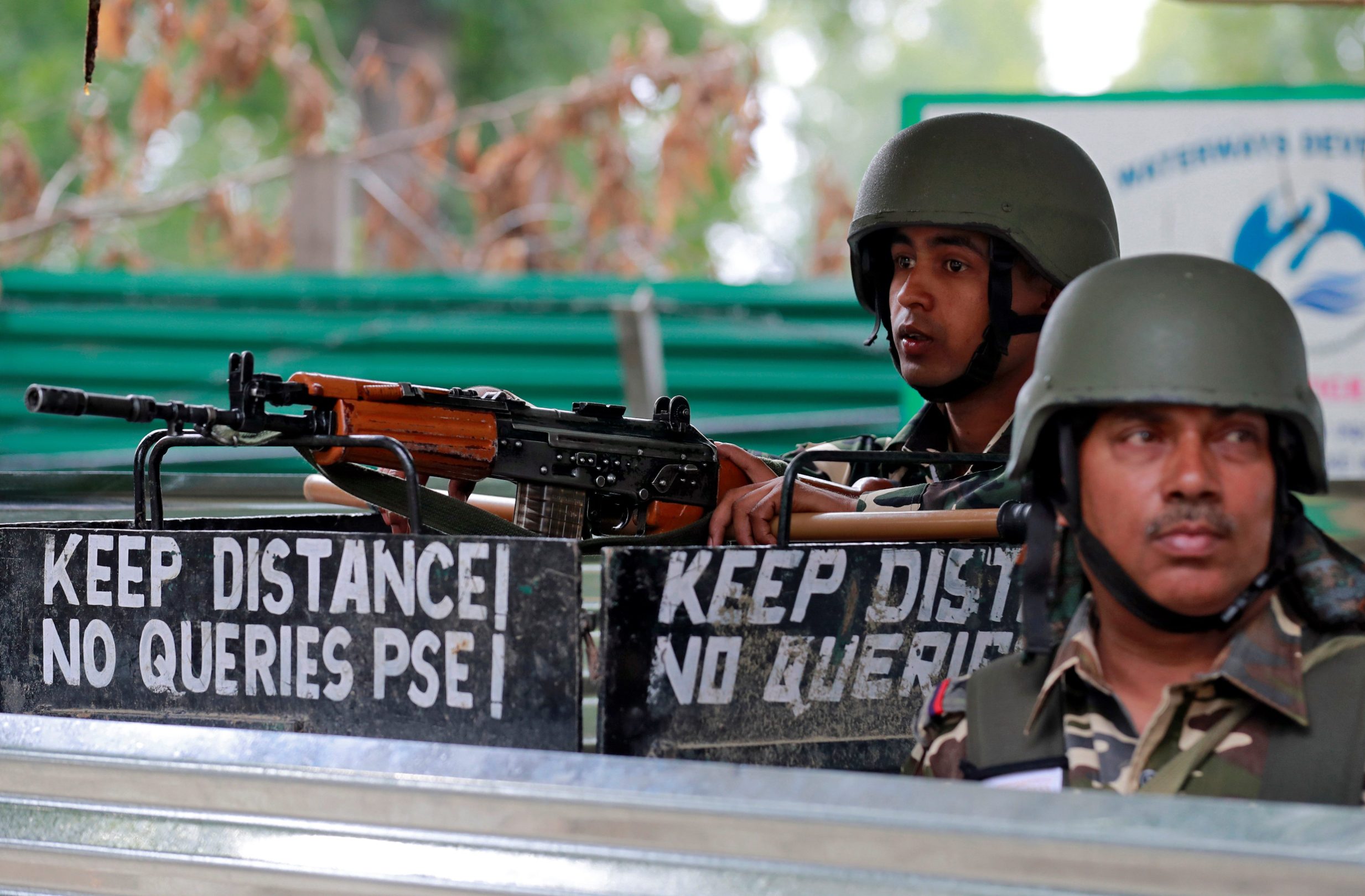 2019-08-15T143810Z_1438315838_RC1FD3382240_RTRMADP_3_INDIA-KASHMIR-SRINAGAR