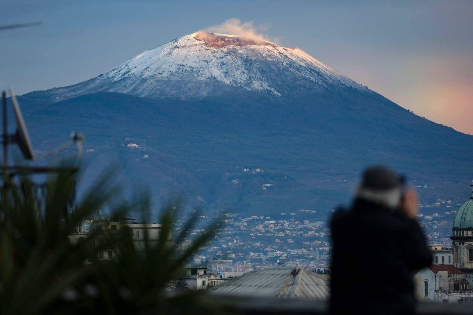Napulj i snježni Vezuv u pozadini