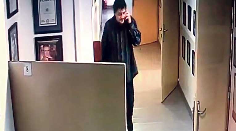 Kao što se može vidjeti na snimkama videonadzora, Alen je u prostorijama Jabuka TV fingirao razgovor na mobitel, proučavao stanje po uredima te je brzinski ušao u jedan od njih i vlasniku televizije ukrao mobitel Huawei Mate 10 lite