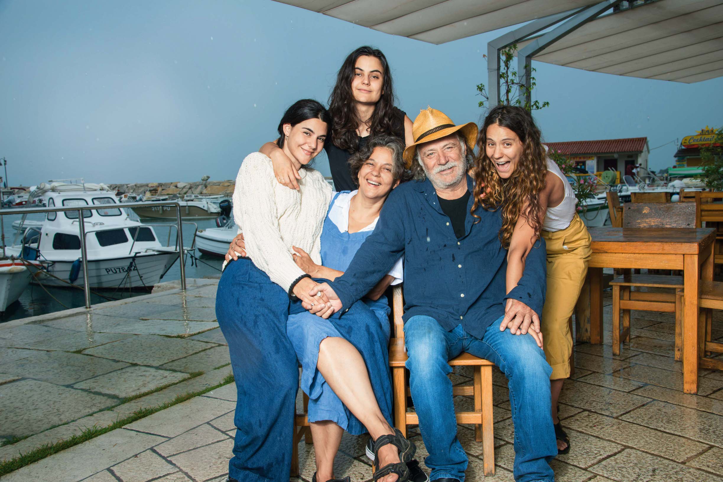 Dok se spremala nevera Rade i LenkaŠerbedžija s kćerima Vanjom, Milicom i Ninom pripremali su se za slavlje