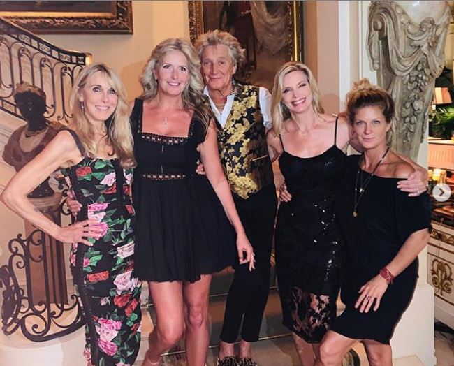 Sir Rod Stewart pozirao je sa svojom suprugom i tri bivše partnerice. Alana Stewart, Penny Lancaster, Kelly Emberg i Rachel Hunter (s lijeva na desno)