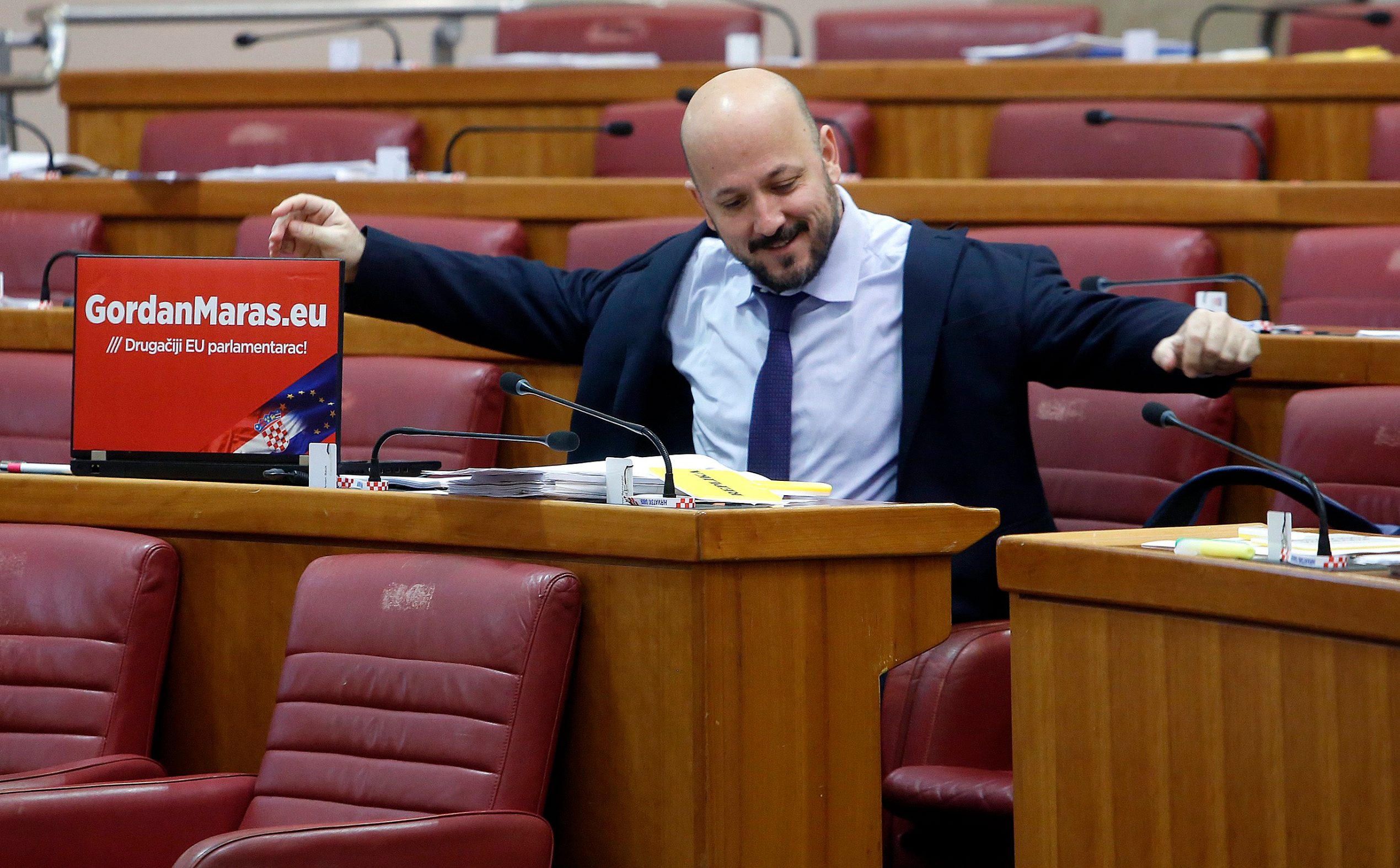 Zastupnik Gordan Maras sa spornim natpisom