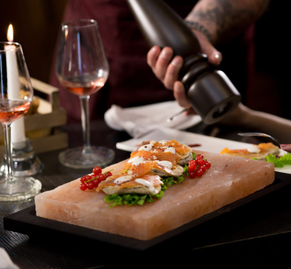 Bisetti slani tanjuri za pripremu i serviranje hrane.