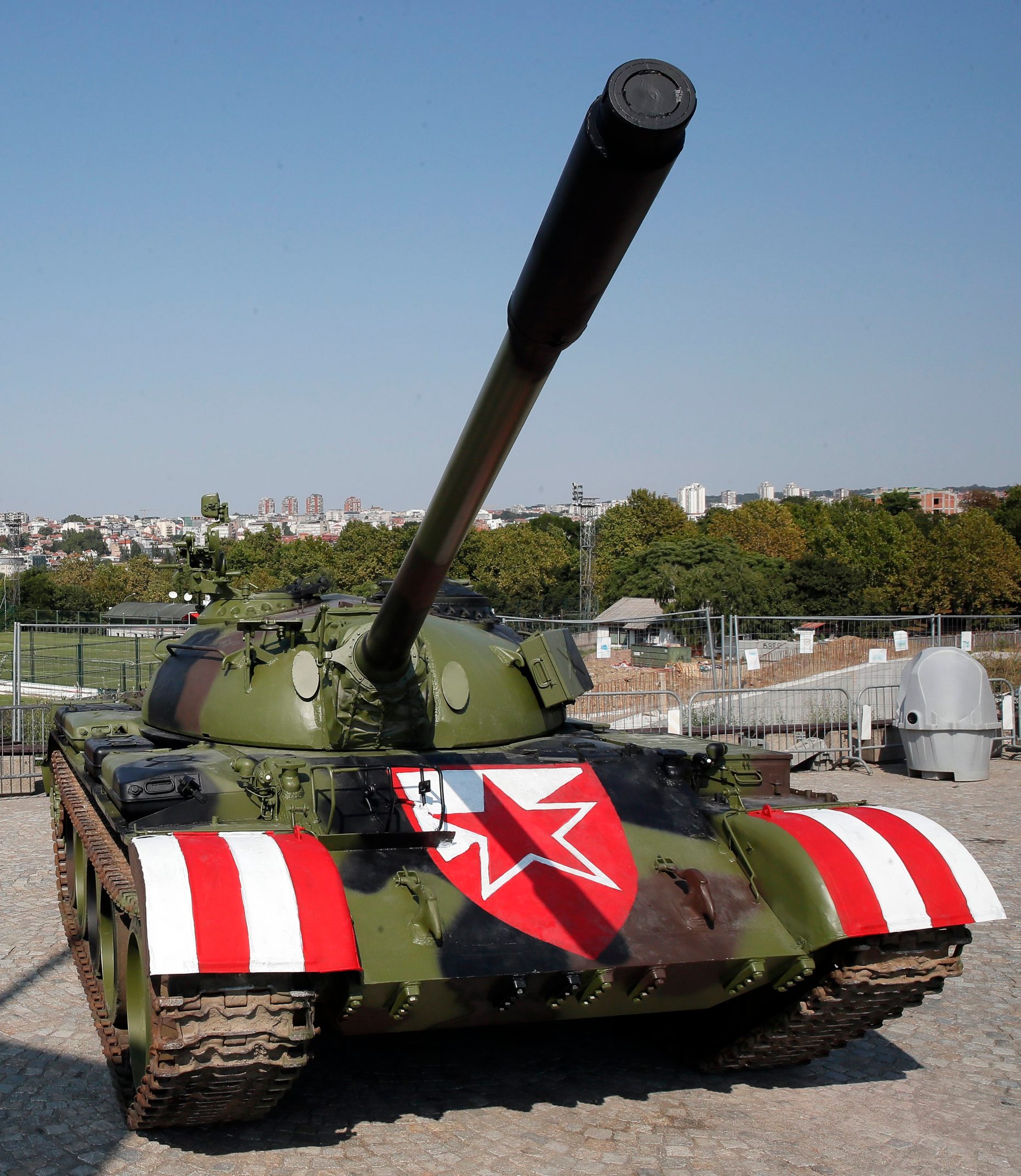 Tenk ispred stadiona Crvene zvezde u Beogradu