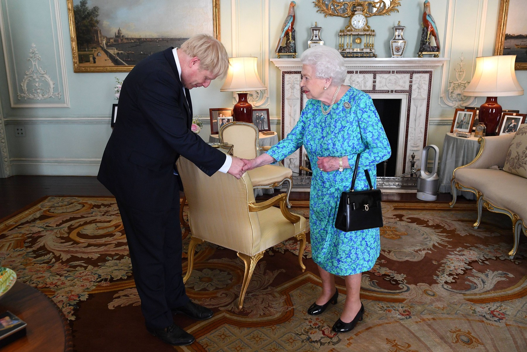 Britanska kraljica Elizabeta II (desno) i premijer Boris Johnson