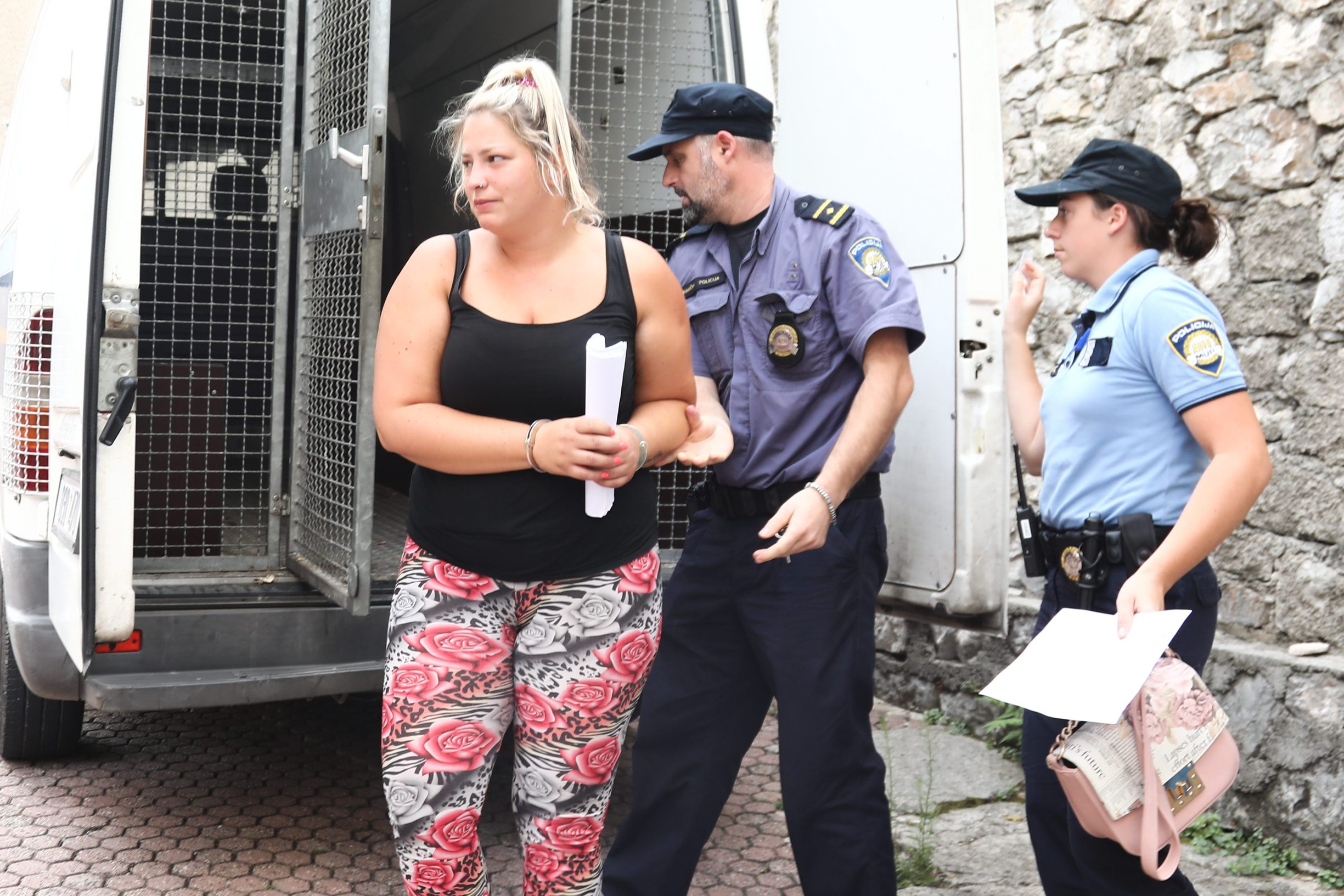 Privođenje skupine ljudi od koja se sumnjiči za krijumčarenje ljudima, odnosno organizaciju ilegalnog prijelaza državne granice.