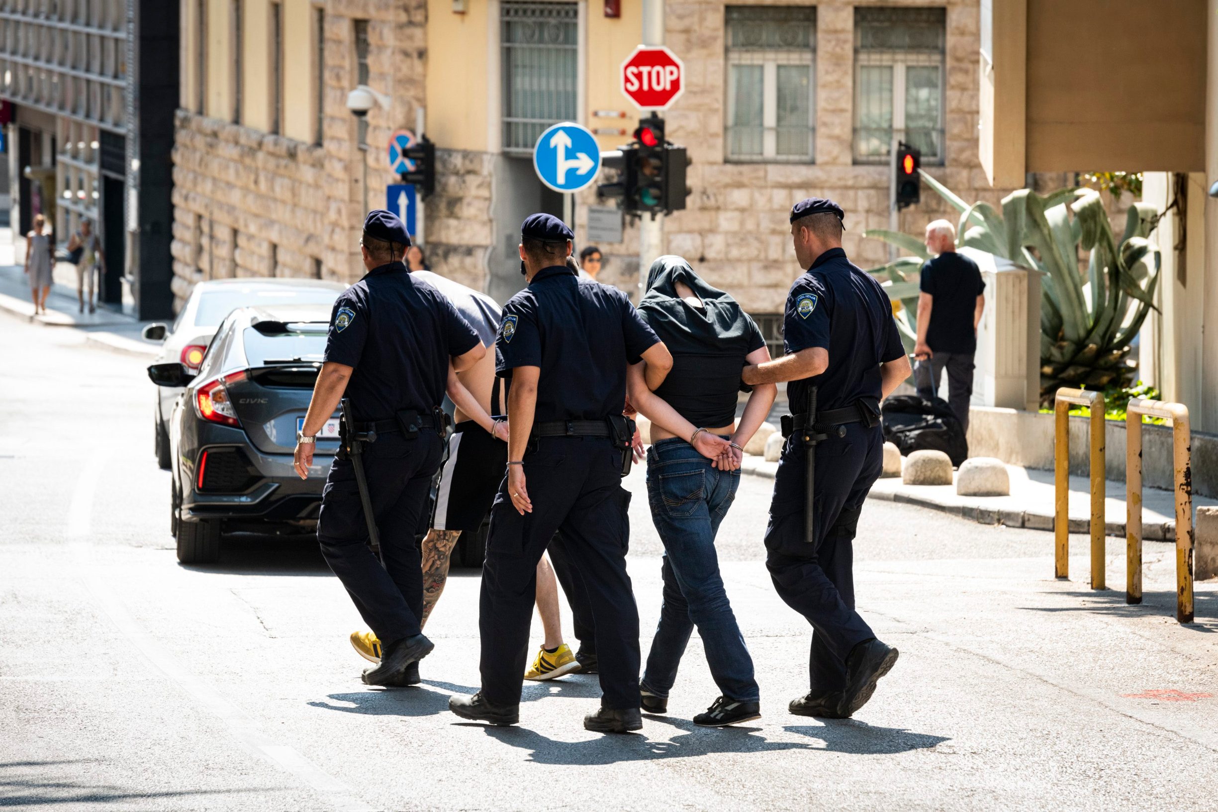Ako se uhićenim mladićima dokaže krivnja, prijeti im od šest mjeseci do pet godina zatvora. Za nekolicinom huligana policija još uvijek traga
