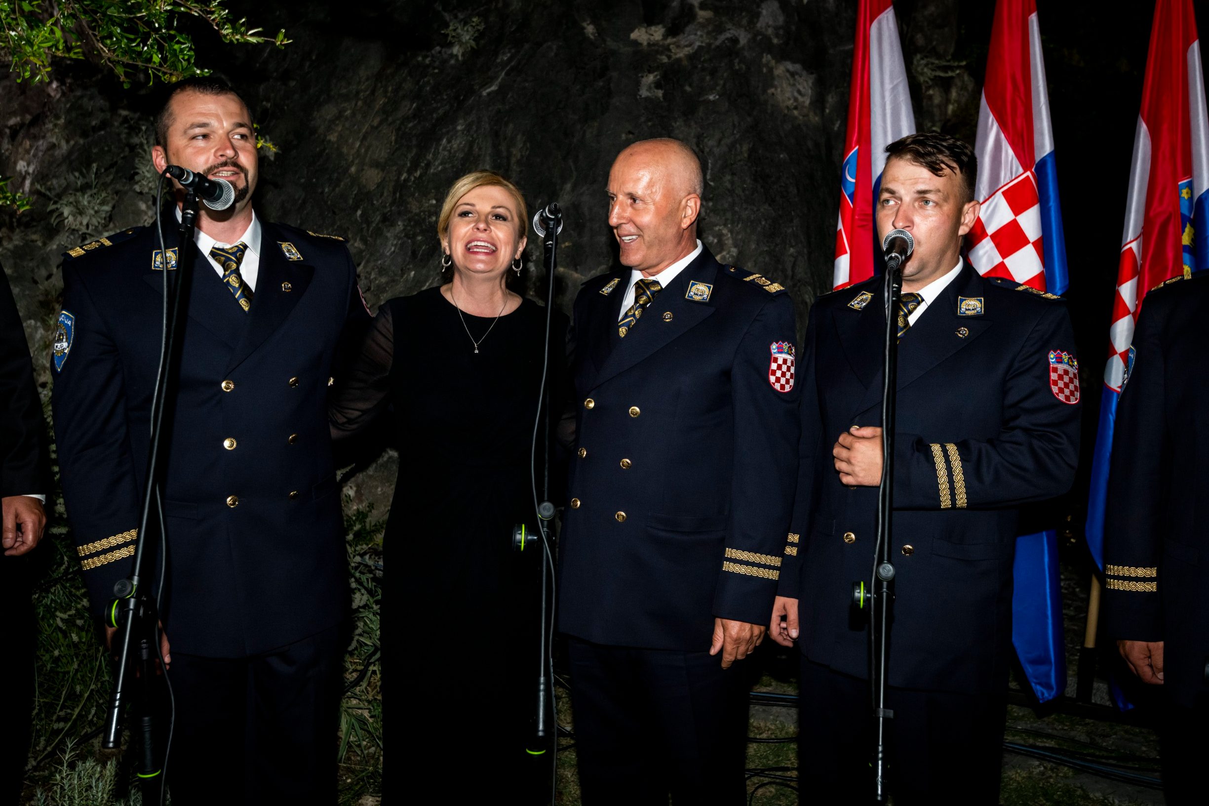 Predsjednica Kolinda Grabar Kitarović pjeva s klapom