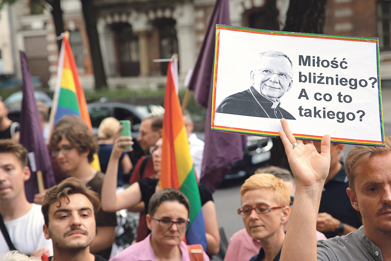‘Ljubi bližnjega svoga? Što je to?’ Plakat prosvjednika u Varšavi koji od Vatikana traže smjenu nadbiskupa Jedraszewskog