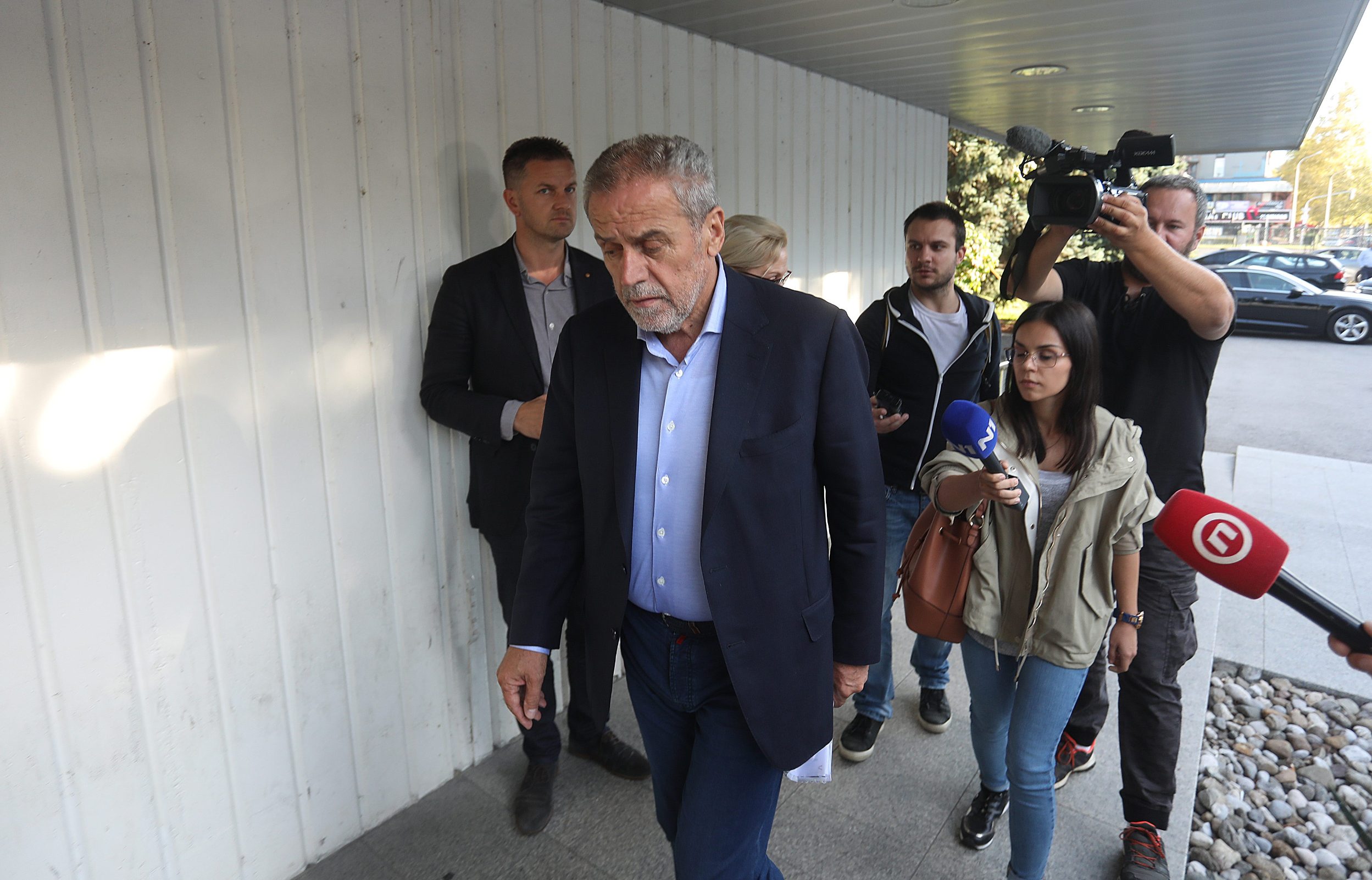 holding_velesajam12-100919