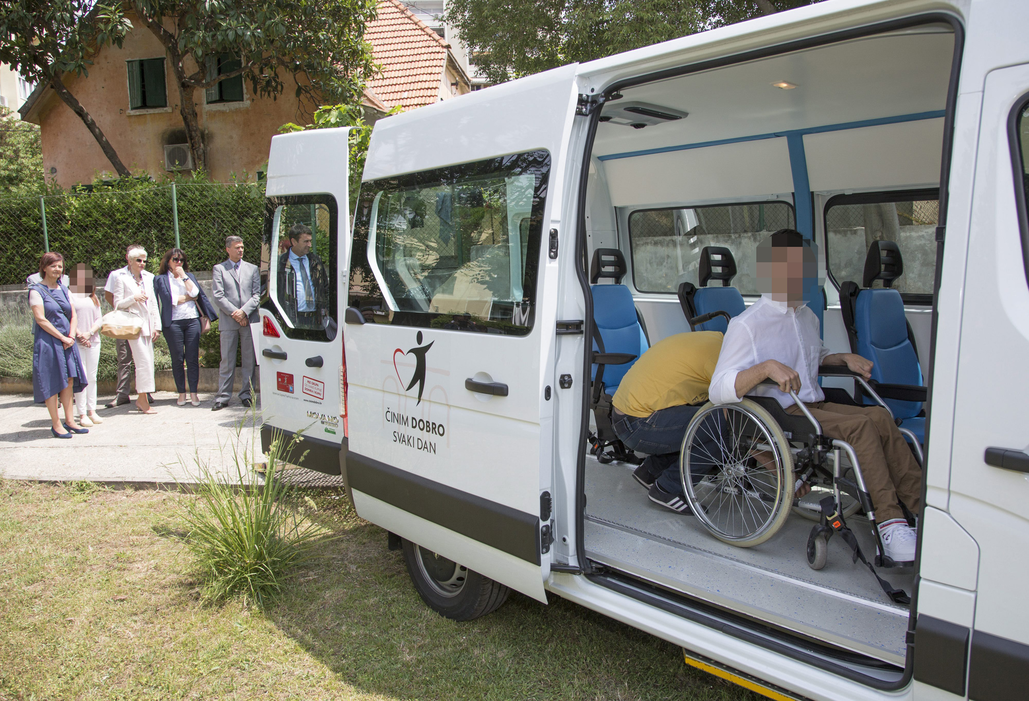 Na fotografiji: Specijalno vozilo pred Centrom 'Slava Raškaj'