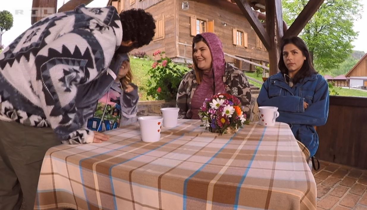 Daniel pokusava poljubiti Ivanu