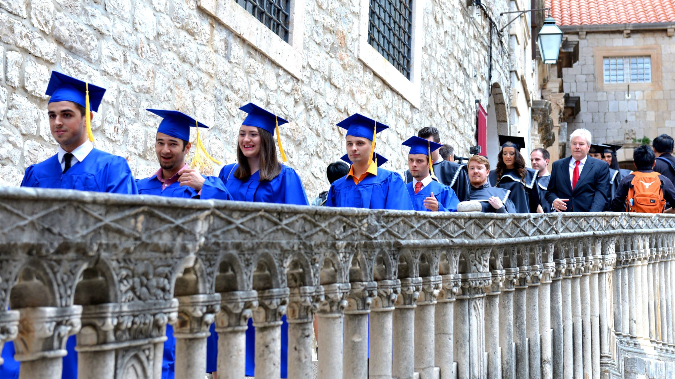 ''EU analitičari predviđaju  da će se do 2025. za polovinu svih radnih mjesta tražiti visokoobrazovani kadar. Nedostaci naprednih vještina poglavito u Hrvatskoj itekako se osjećaju. ''