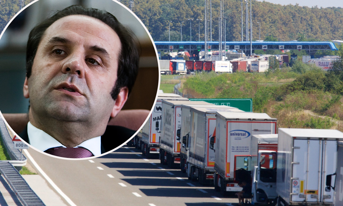 Rasim Ljajić, potpredsjednik srbijanske vlade i ministar trgovine, turizma i telekomunikacija (u krugu)