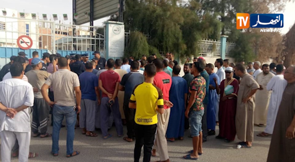 Ljudi ispred bolnice u kojoj je izbio kobni požar