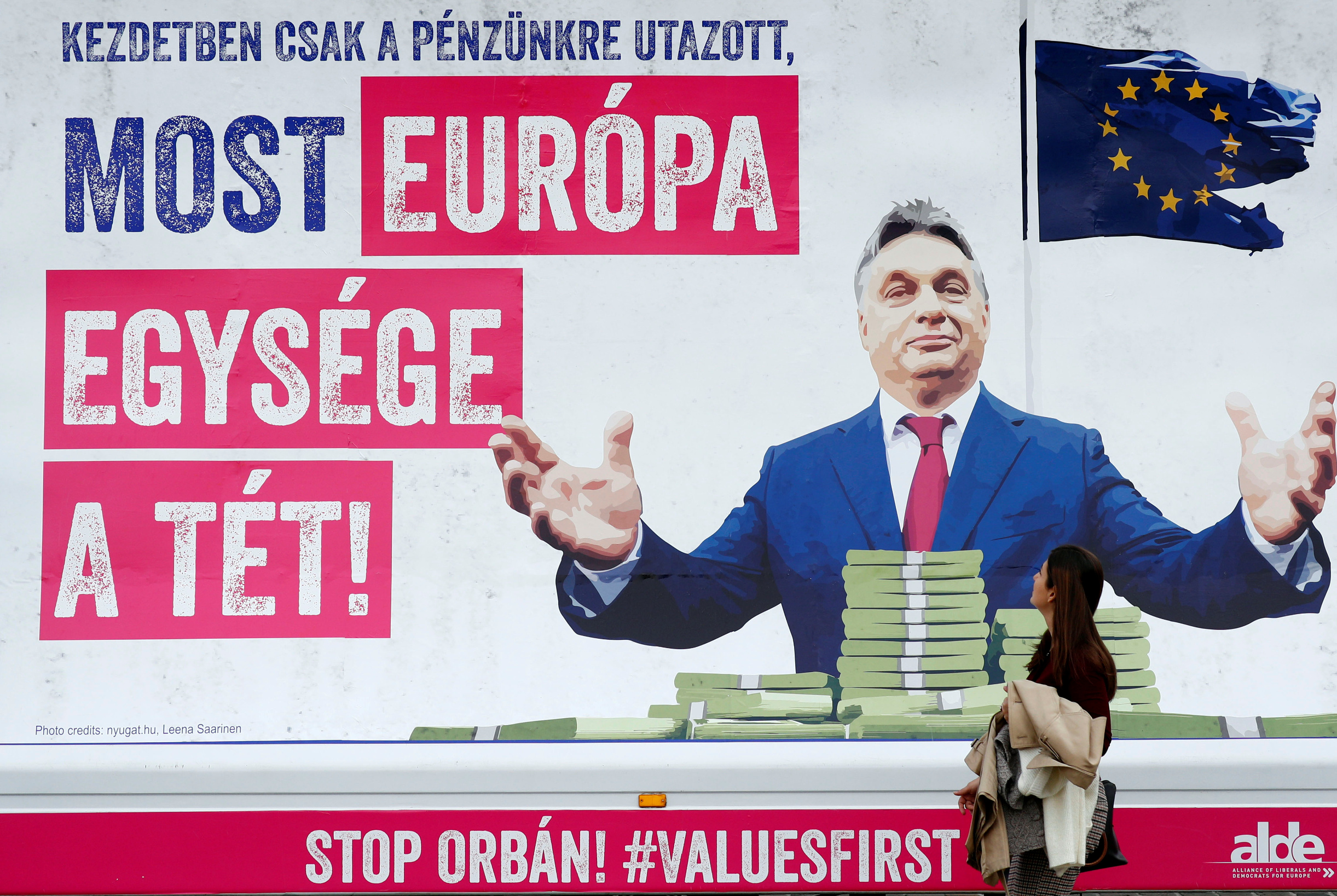 Prosvjedni plakat ispred Europskog parlamenta u Bruxellesu koji prikazuje mađarskoj premijera Viktora Orbana s natpisom: 'Prvo je samo htio naš novac, a sada rizikuje jedinstvo Europe', Bruxelles, 6. studeni, 2018.