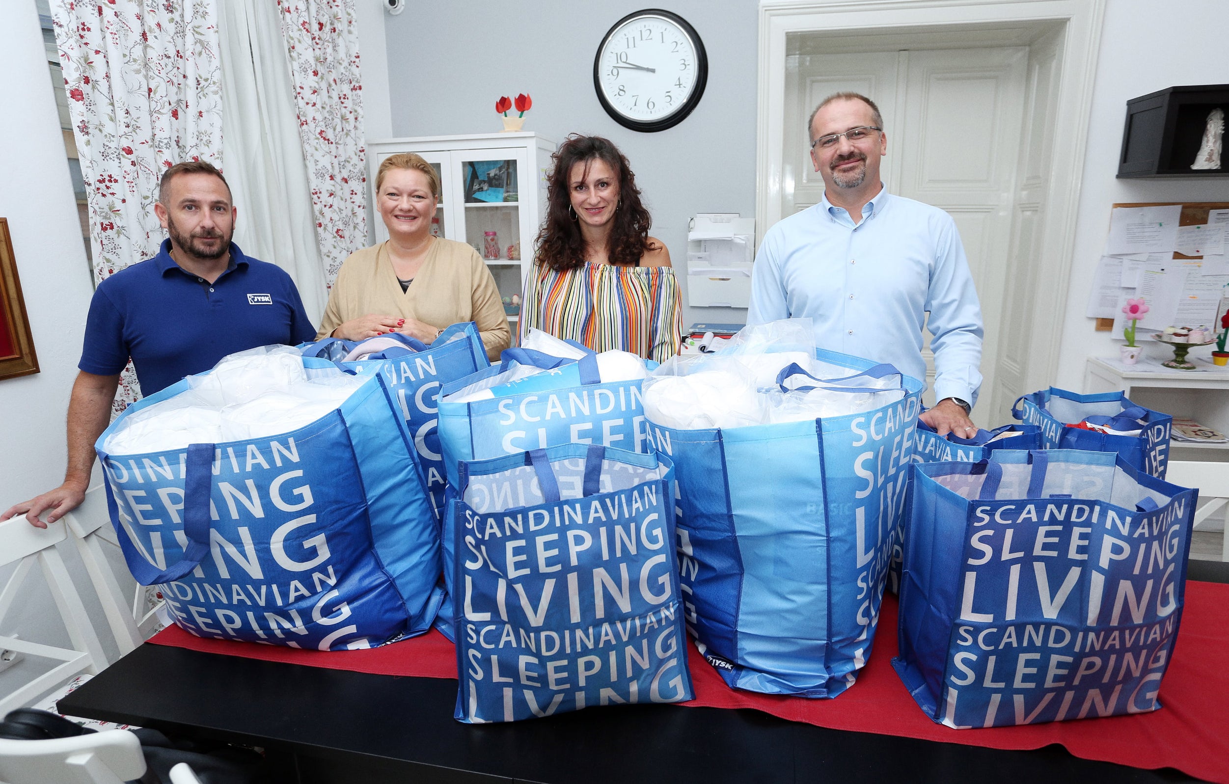 Igor Opačić, District Manager, Dražen Eldić, Retail Manager i Vesna Kukić Lončarić, Country Manager u posjetu Dječjem domu Vladimir Nazor u Karlovcu s ravnateljicom.