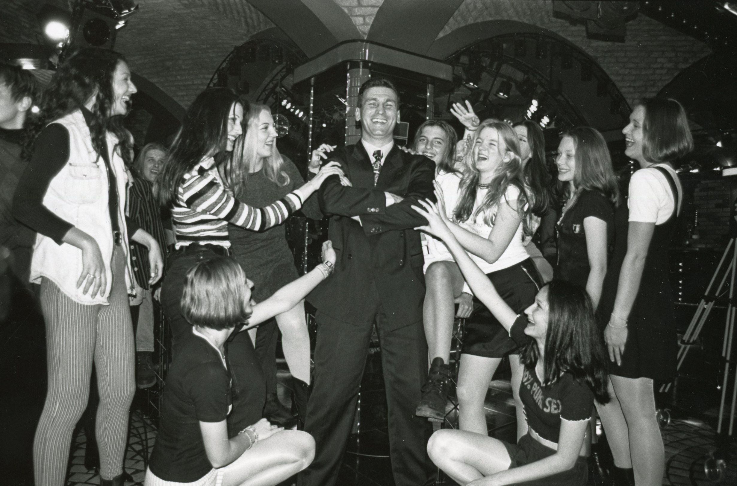 Damir Škaro i prijateljice