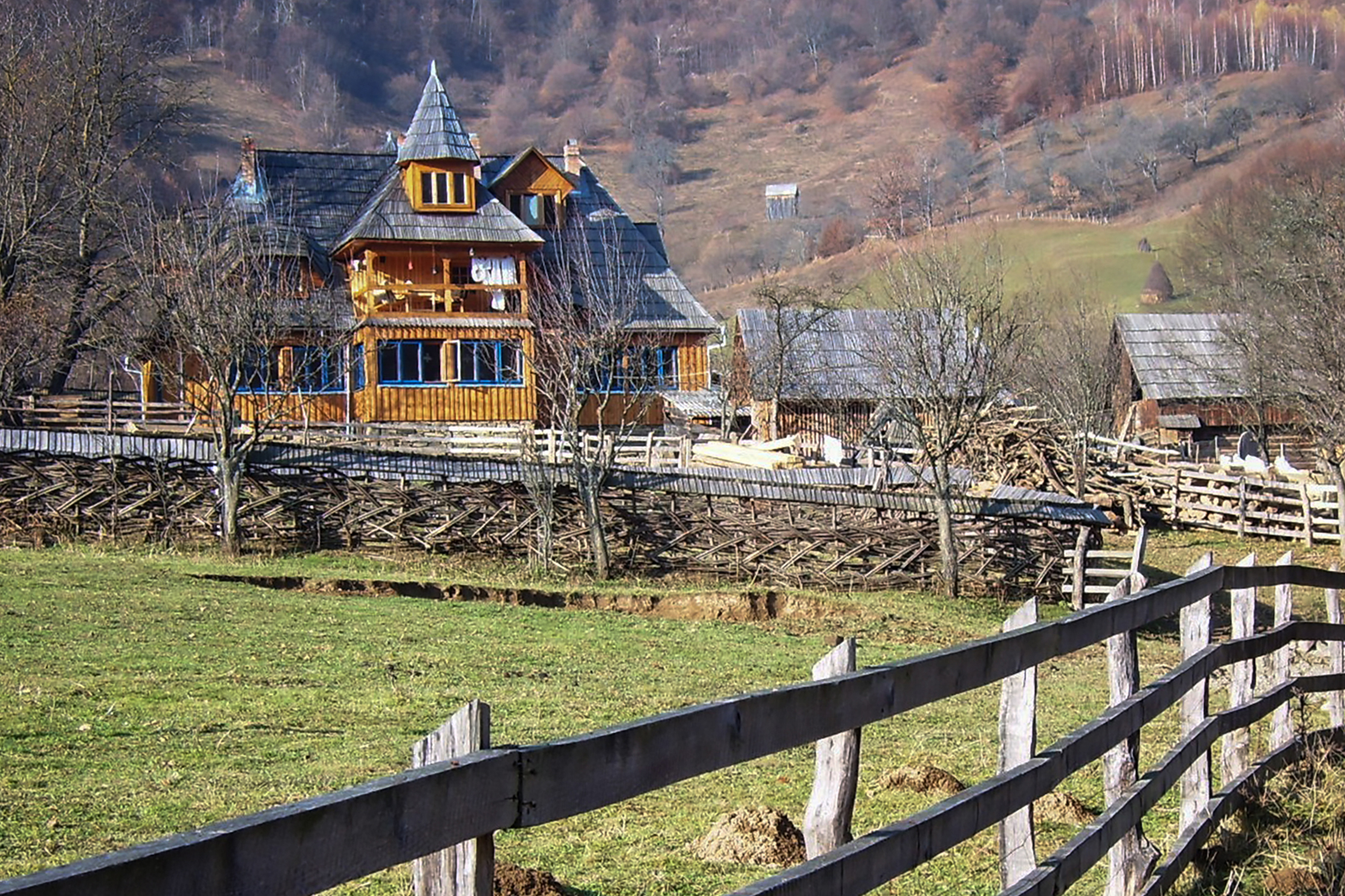 Fotografija farme na kojoj je njemački par uspostavio socijalni program za preodgoj problematične djece i tinejdžera.