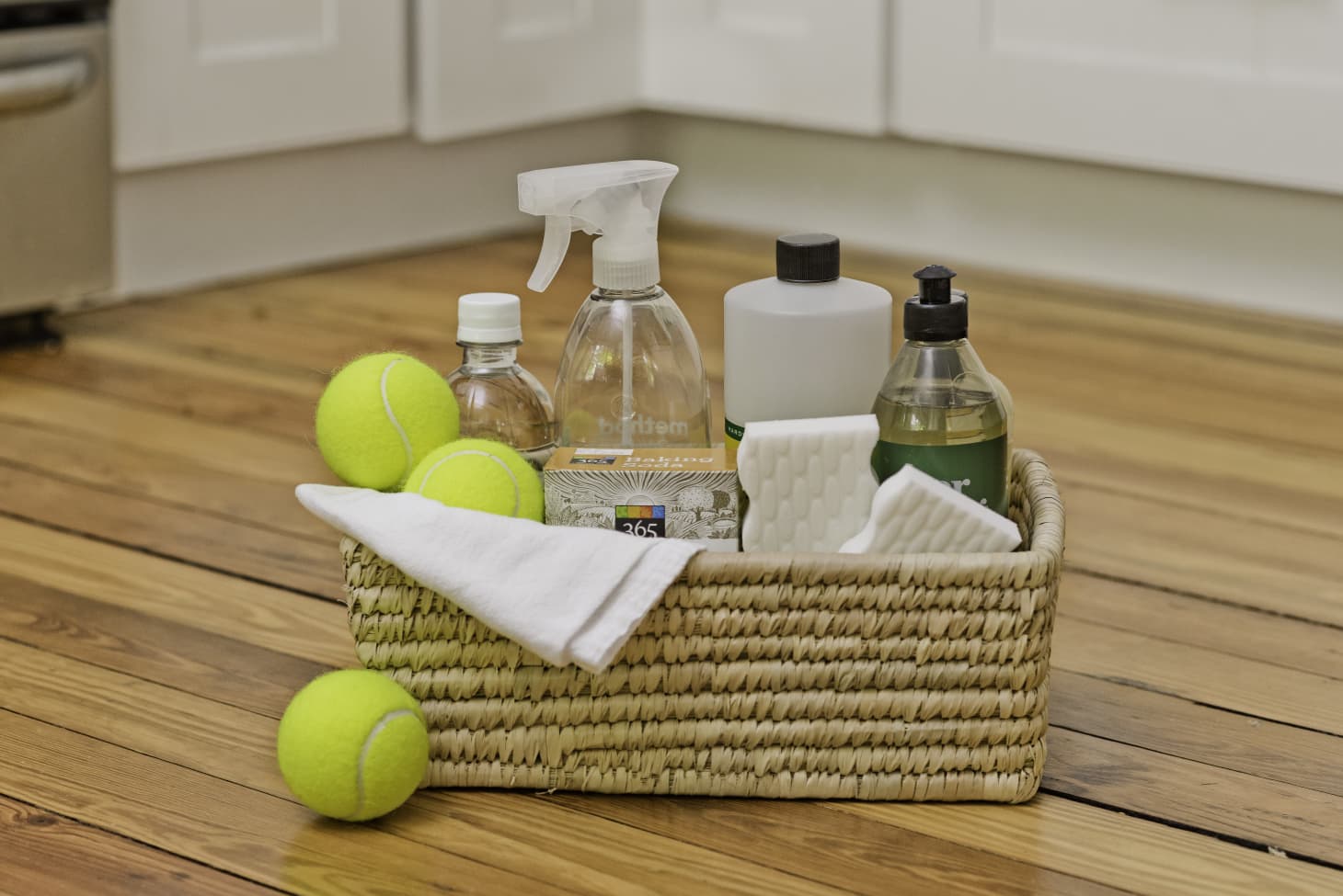 Teniska loptica u kuhinji