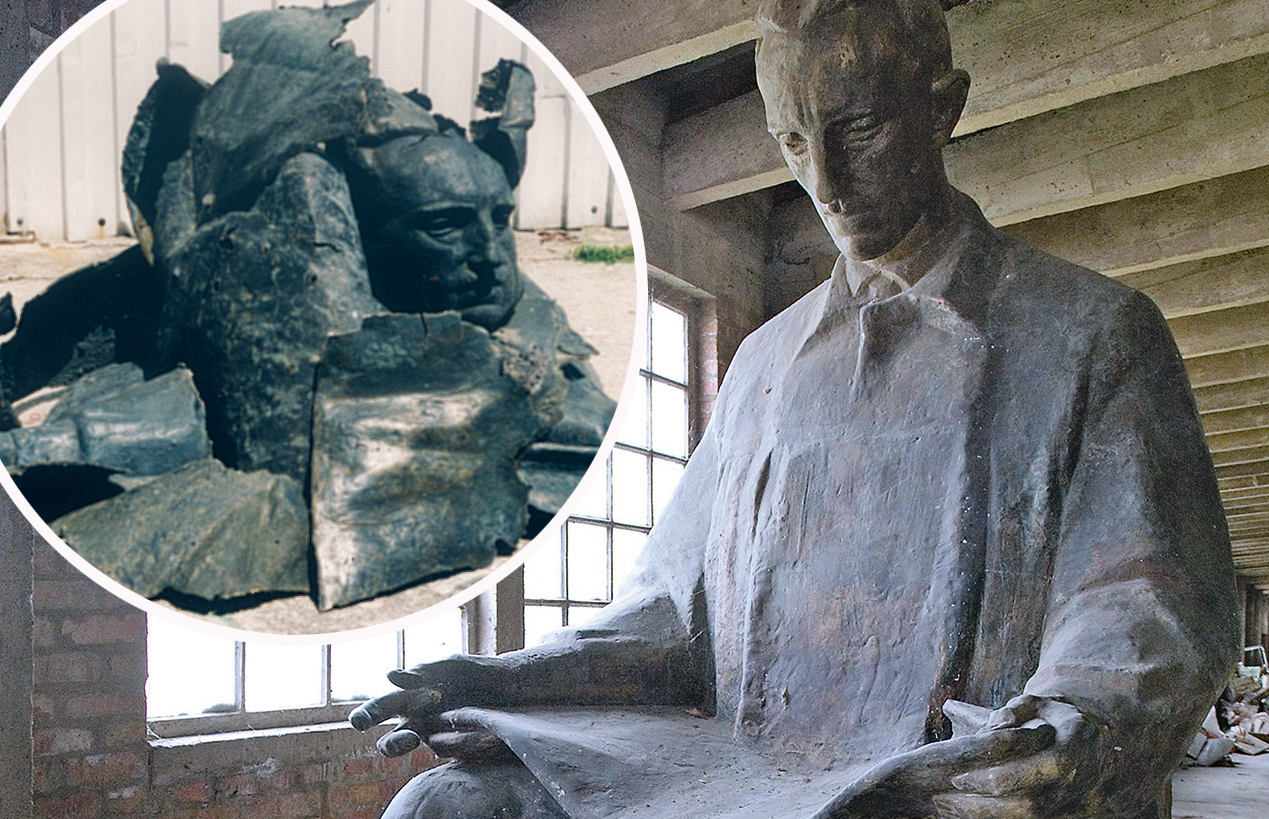 
Spomenik koji je bio postavljen u središtu Gospića raznesen je eksplozivom 1992., a ostatke je spasio i sačuvao  branitelj Žarko Violić, član Umjetničke bojne