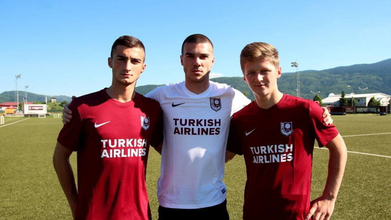 Nihad Mujakić (u sredini)