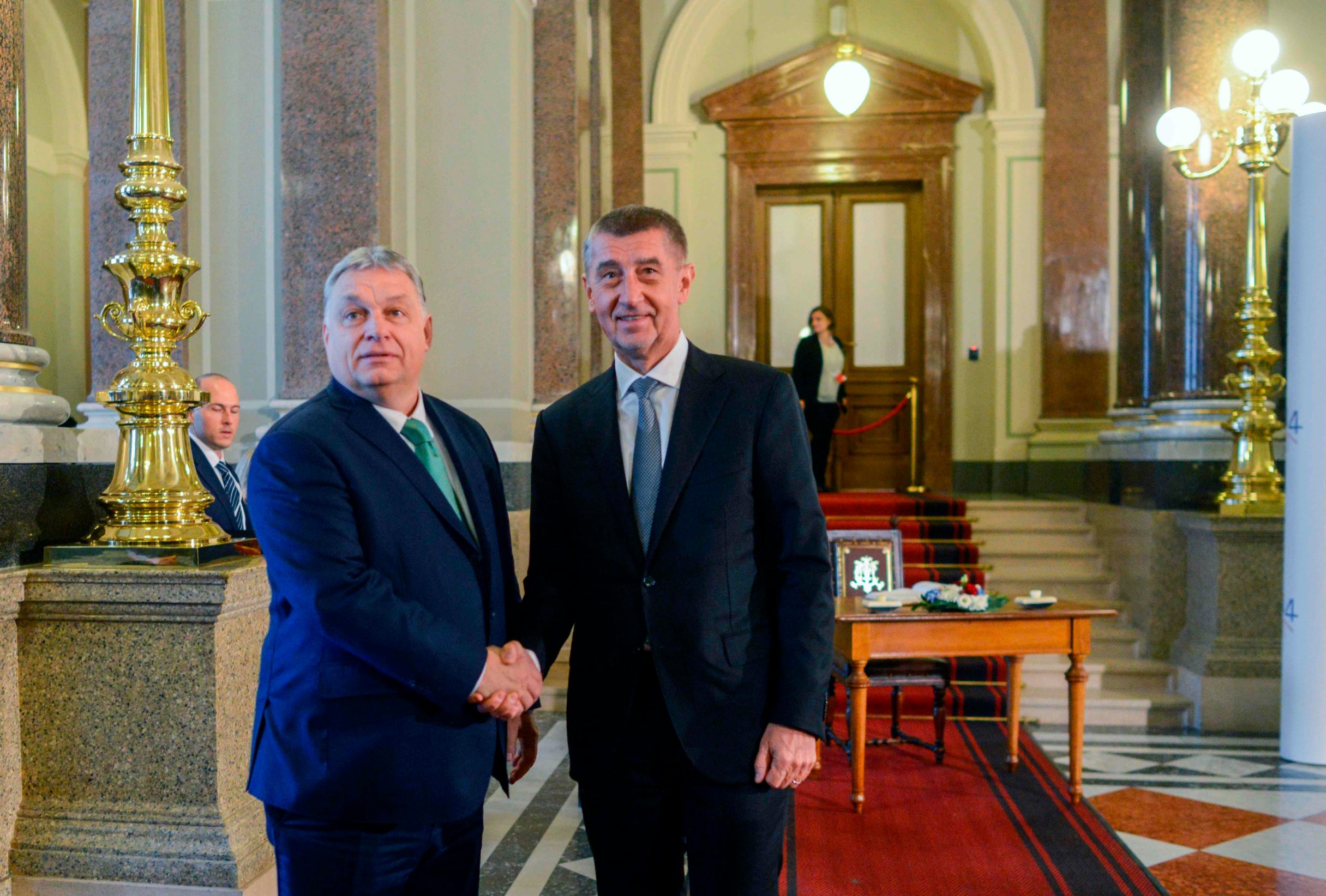 Mađarski premijer Viktor Orban i češki kolega Andrej Babiš. Prema pisanju nekih mađarskih medija, Babiš je zahvaljujući prijateljstvu s Orbanom stekao zavidan vlasnički udjel u mađarskoj poljoprivredi