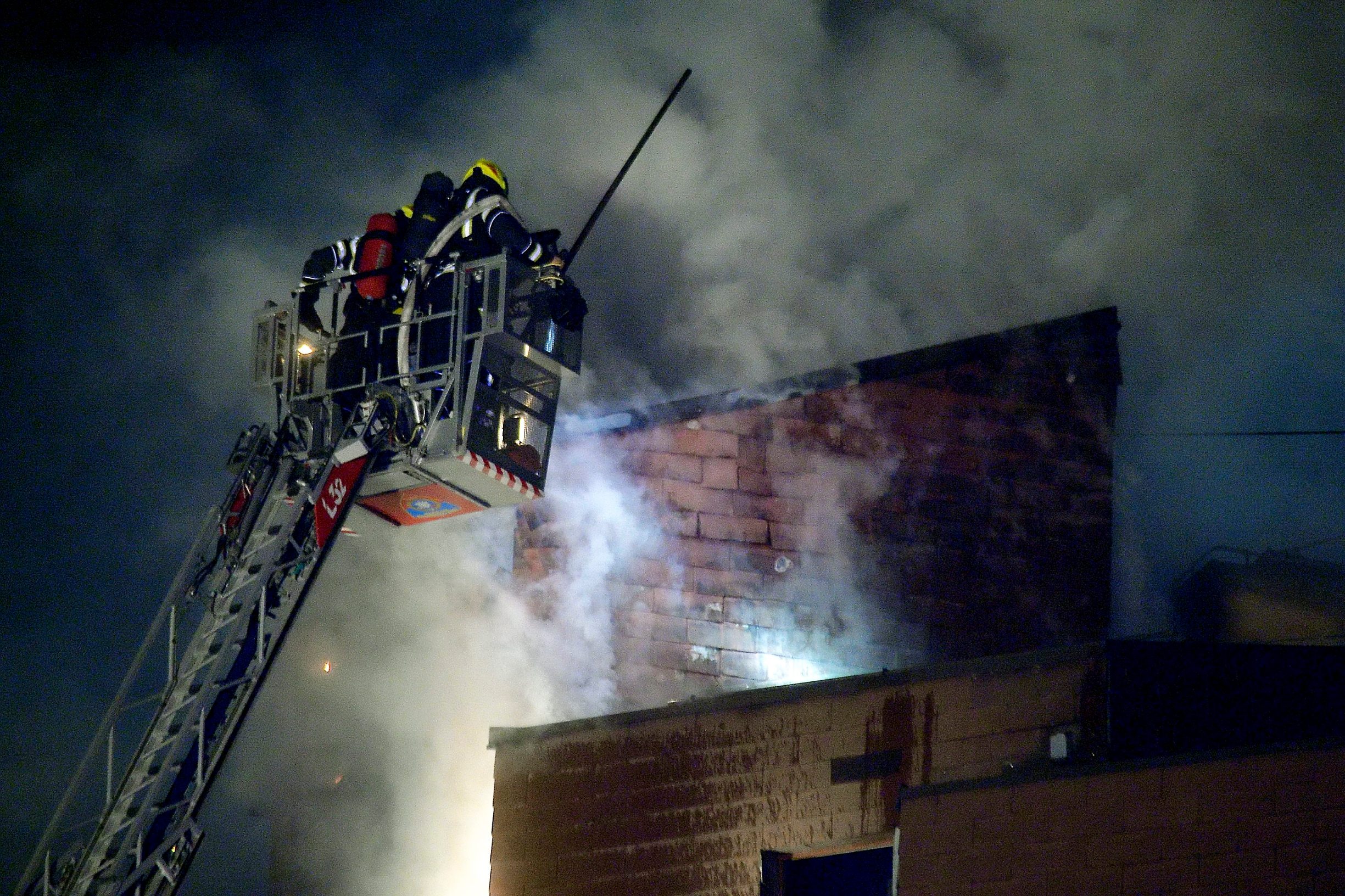 Veliki požar izbio je večeras na zagrebačkom Kvatricu. Planuo je stan na trećem katu zgrade u Gotovčevoj ulici. Vatra je zahvatila i cijelu krovnu konstrukciju od šindre koja se proteže na dva kata i potkrovlje, jedna osoba je ozlijeđena. 