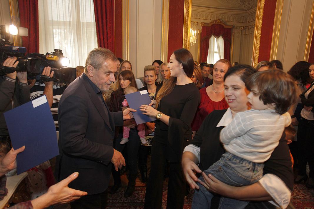 Milan Bandić pri dodjeli ugovora majkama odgojiteljicama