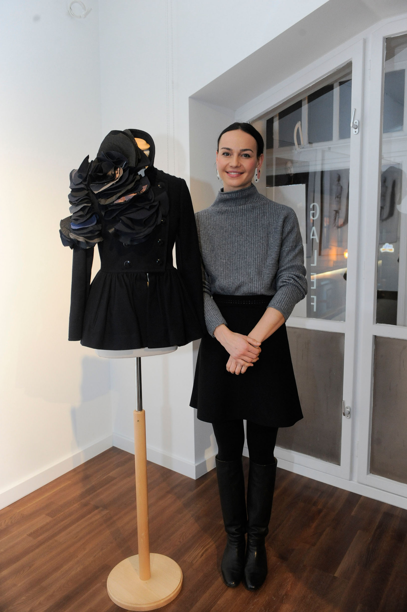 Petra Krpan ispred svojg rada 'Hommage za kawakubo'