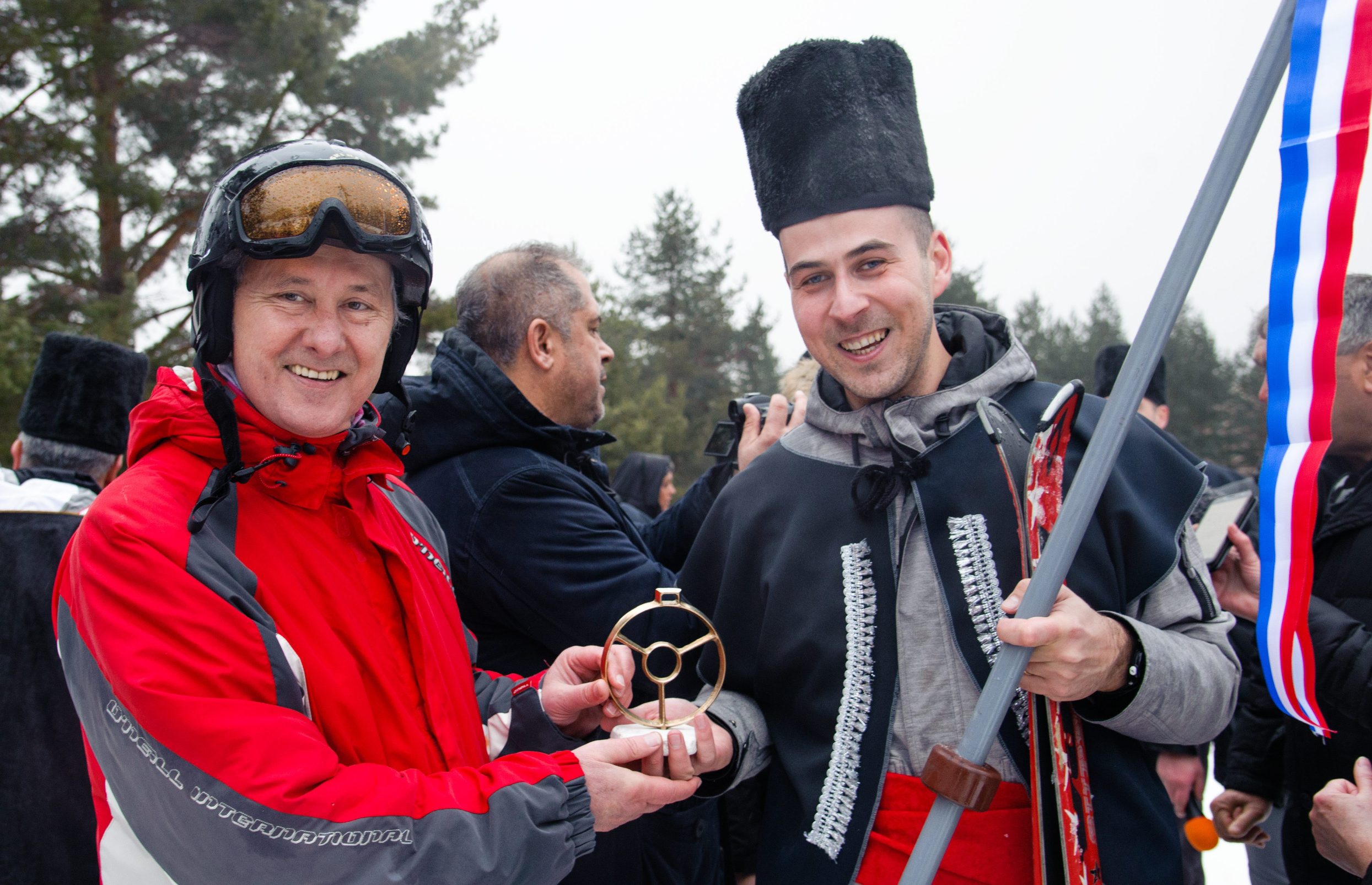 Predsjednik VAD-a Stipe Jukić i pobjednik Marko Vrca.
